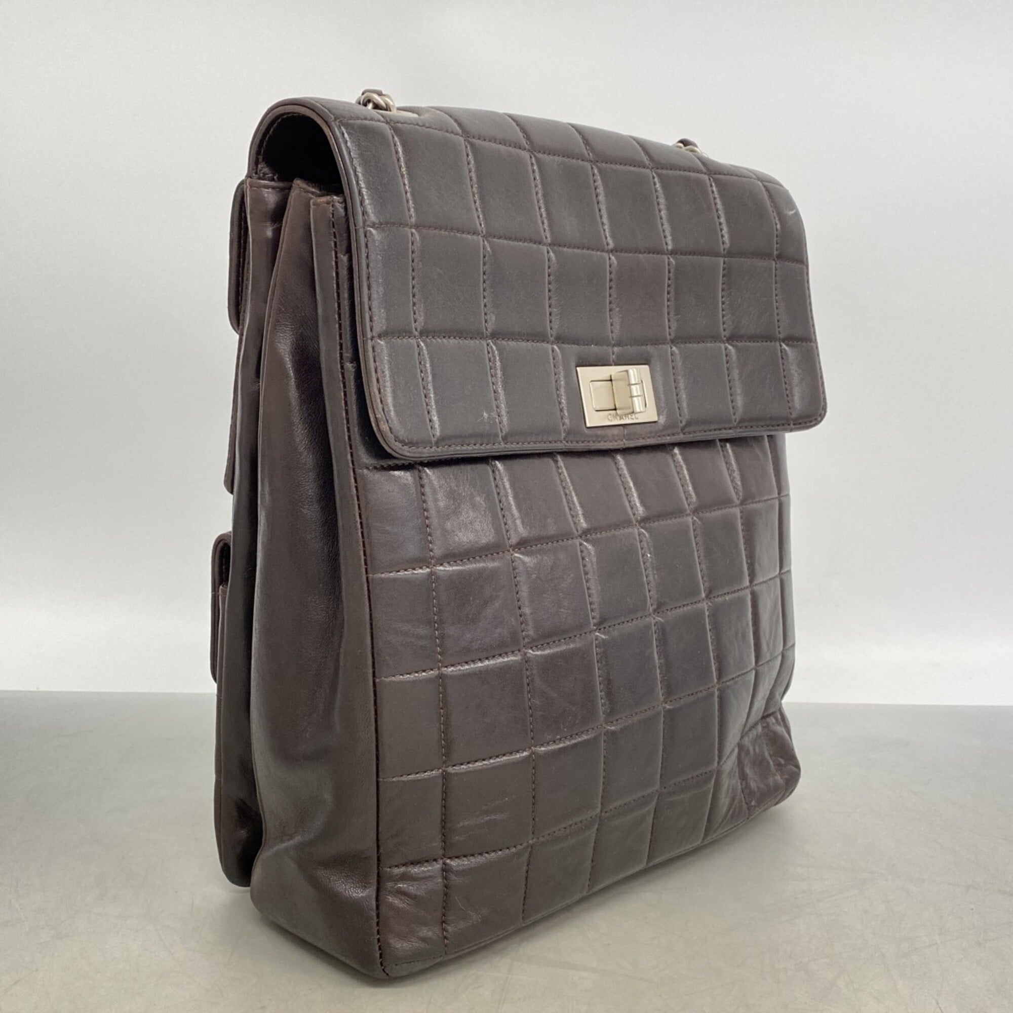 Chanel Brown Leather Shoulder Bag (Pre-Owned)