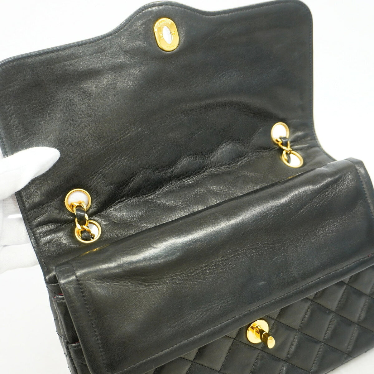 Chanel Black Leather Shoulder Bag (Pre-Owned)