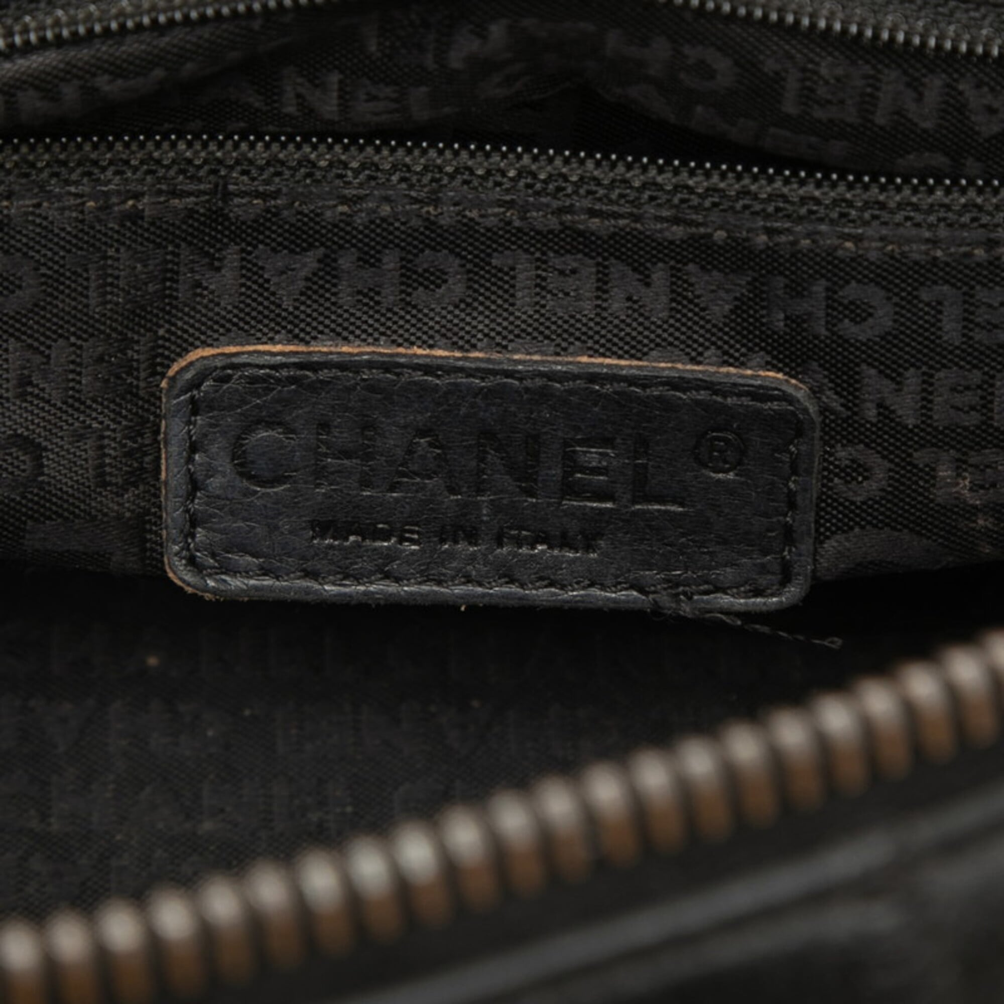 Chanel Black Grained Calfskin Handbag Shoulder Bag (Pre-Owned)