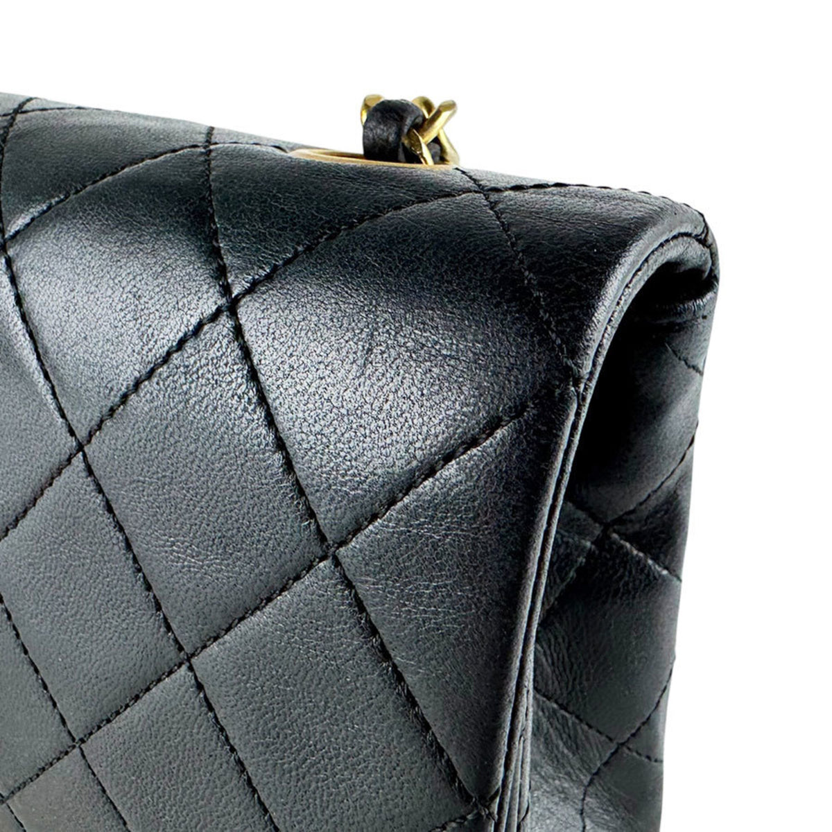 Chanel Black Leather Shoulder Bag (Pre-Owned)