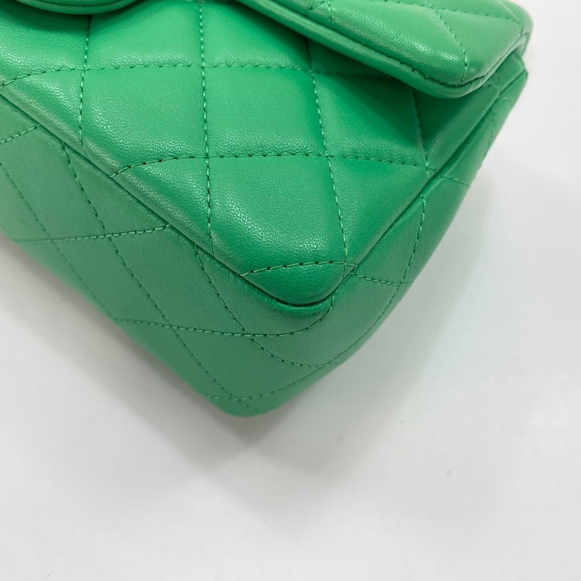 Chanel Green Shoulder Bag (Pre-Owned)