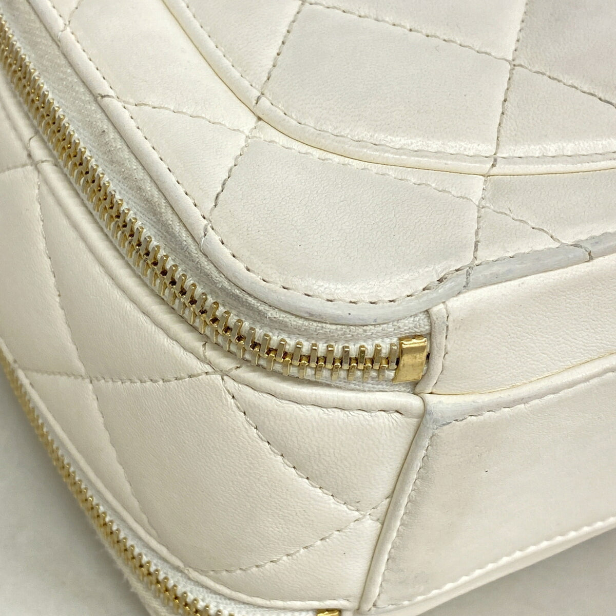Chanel White Leather Shoulder Bag (Pre-Owned)