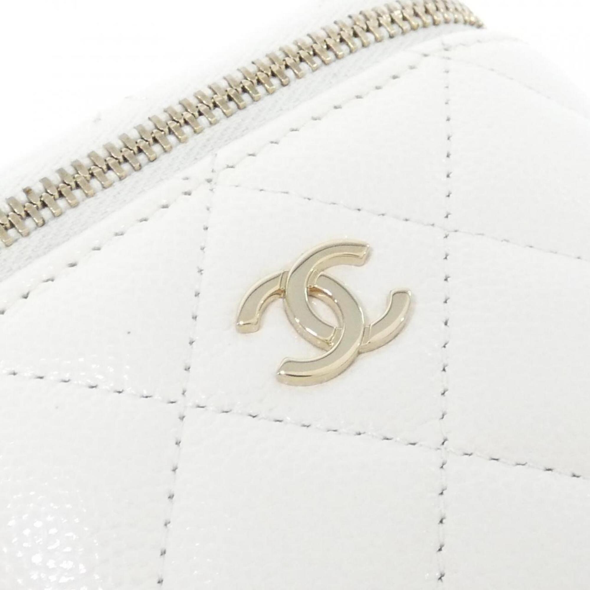 Chanel White Grained Calfskin Shoulder Bag (Pre-Owned)