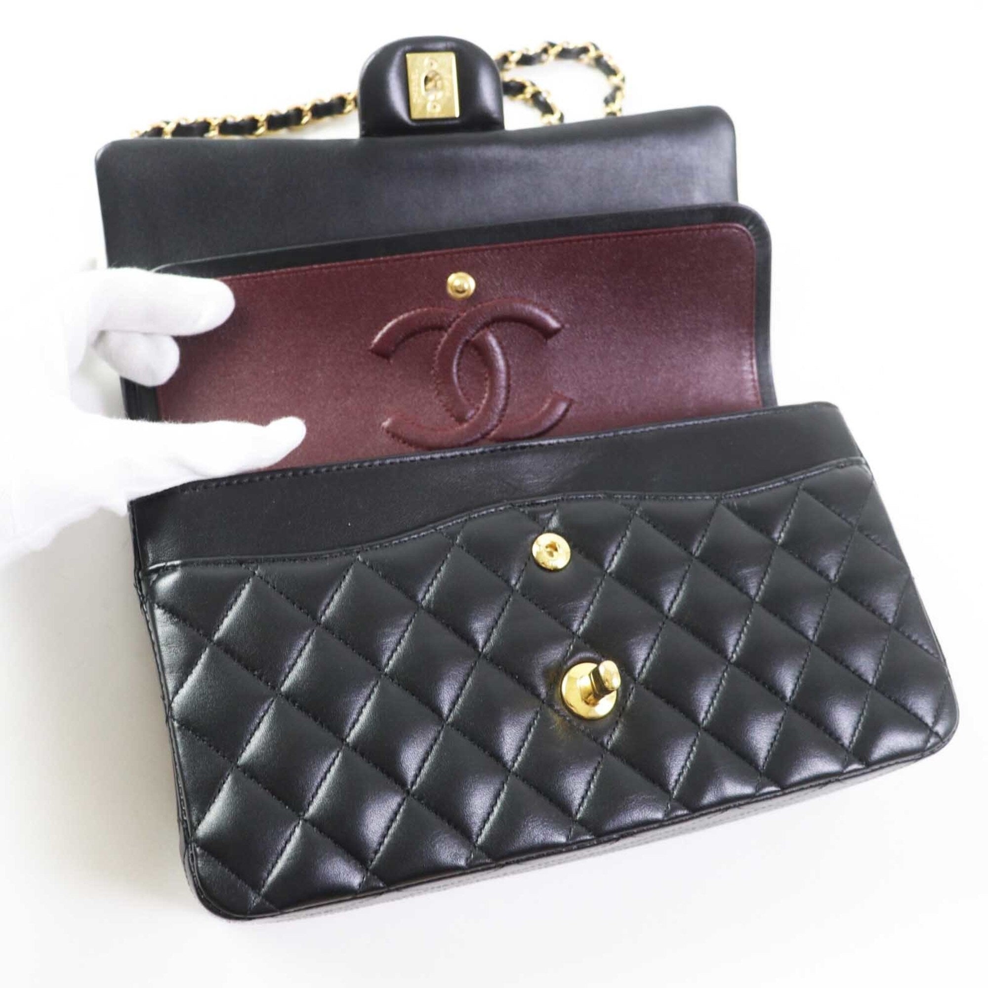 Chanel Black Leather Shoulder Bag (Pre-Owned)