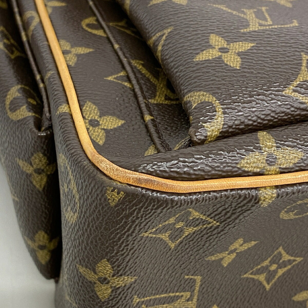Louis Vuitton Brown Shoulder Bag (Pre-Owned)