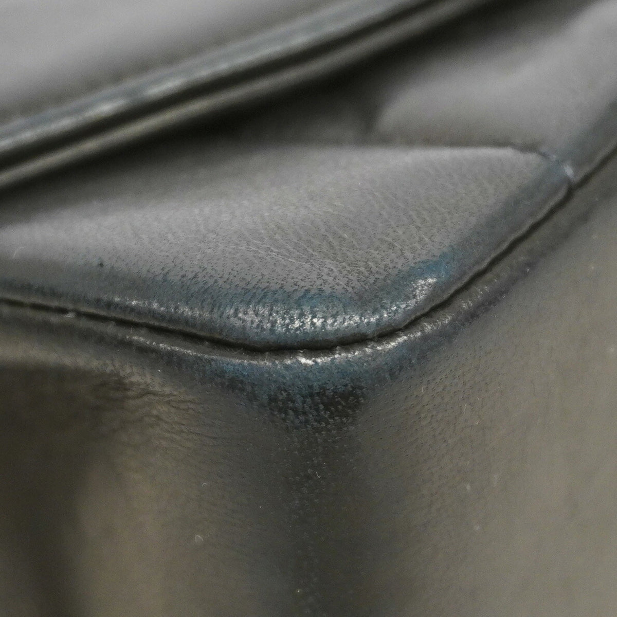 Chanel Black Leather Shoulder Bag (Pre-Owned)