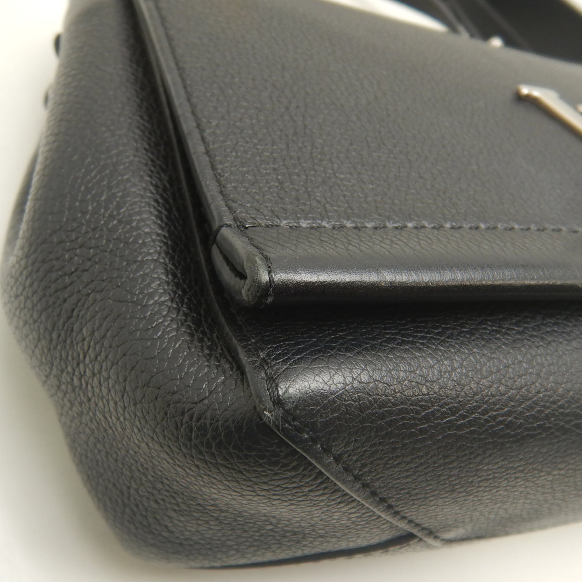 Louis Vuitton Noir Leather Shoulder Bag (Pre-Owned)