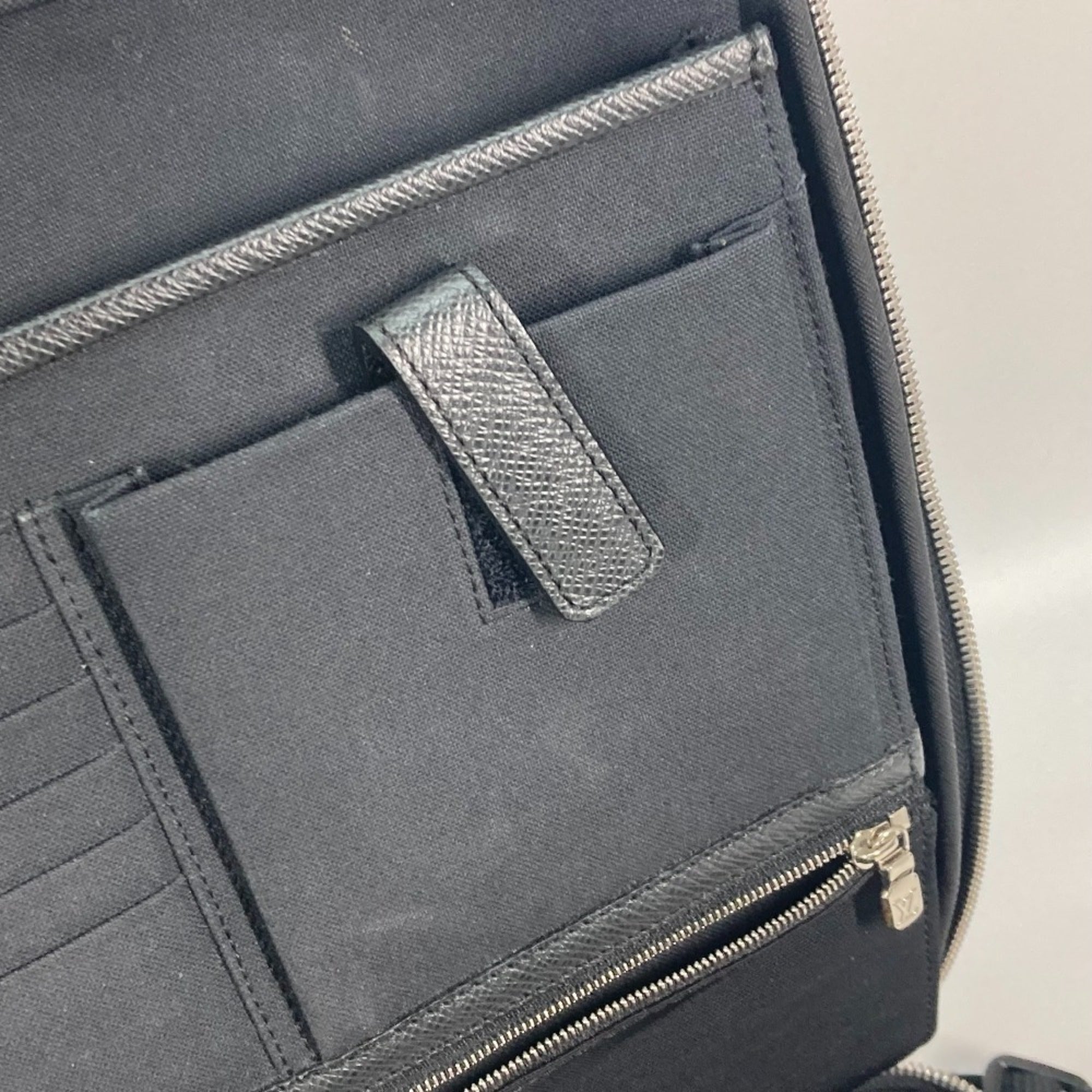 Louis Vuitton Ardoise Black Taiga Leather Handbag Shoulder Bag (Pre-Owned)