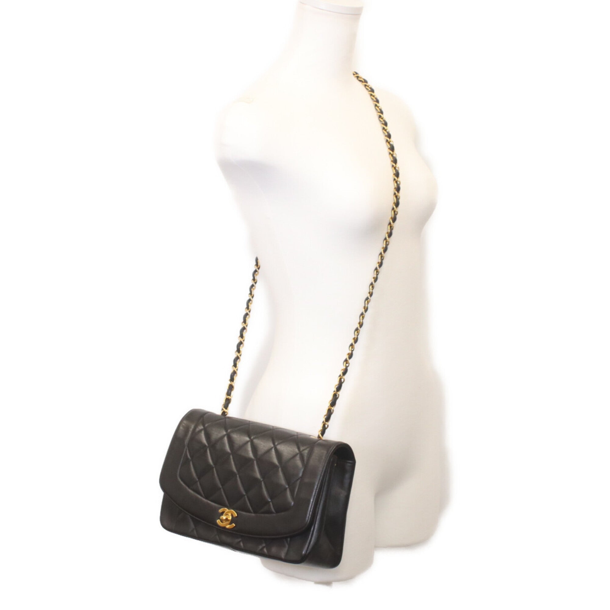 Chanel Black Leather Shoulder Bag (Pre-Owned)
