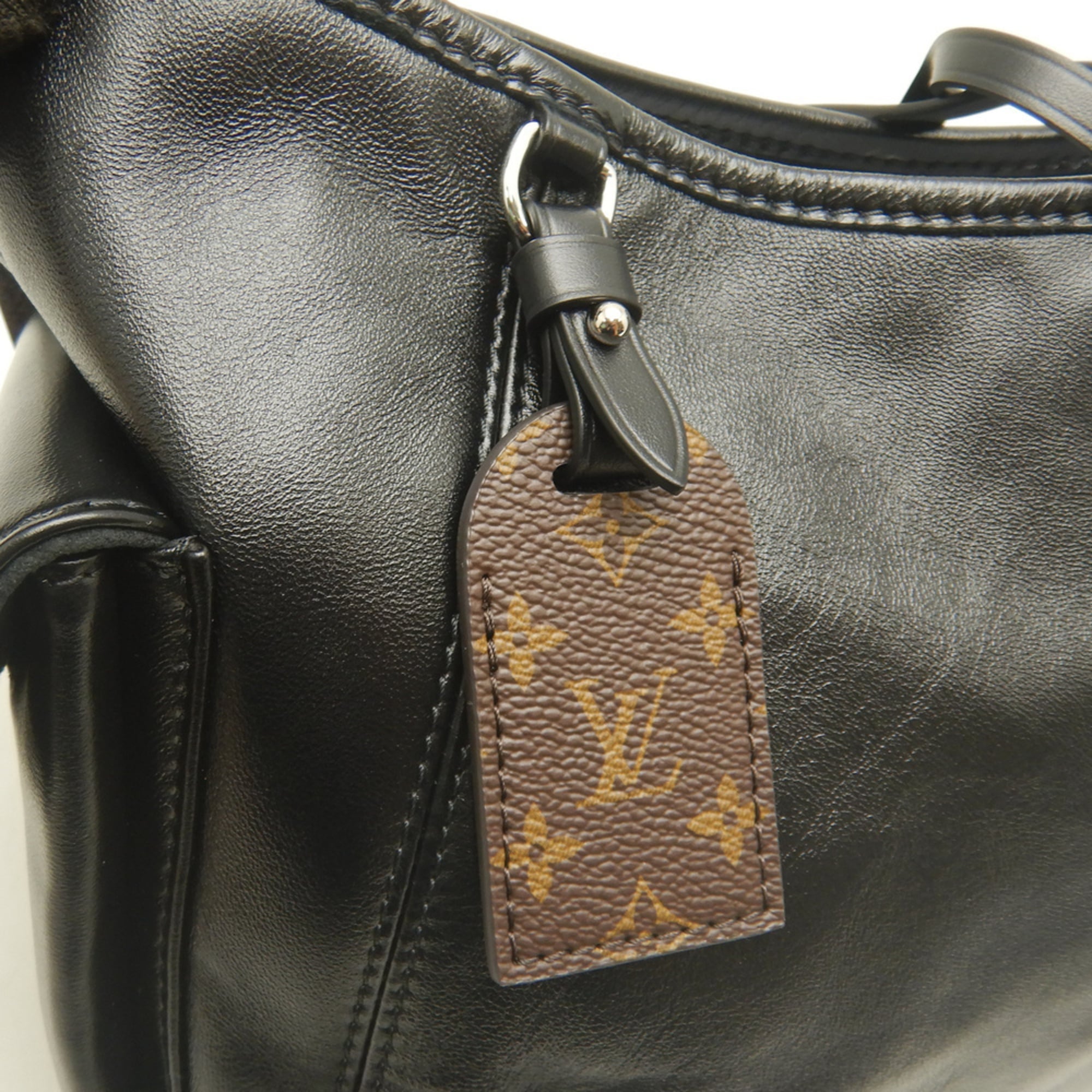 Louis Vuitton Noir Leather Shoulder Bag (Pre-Owned)