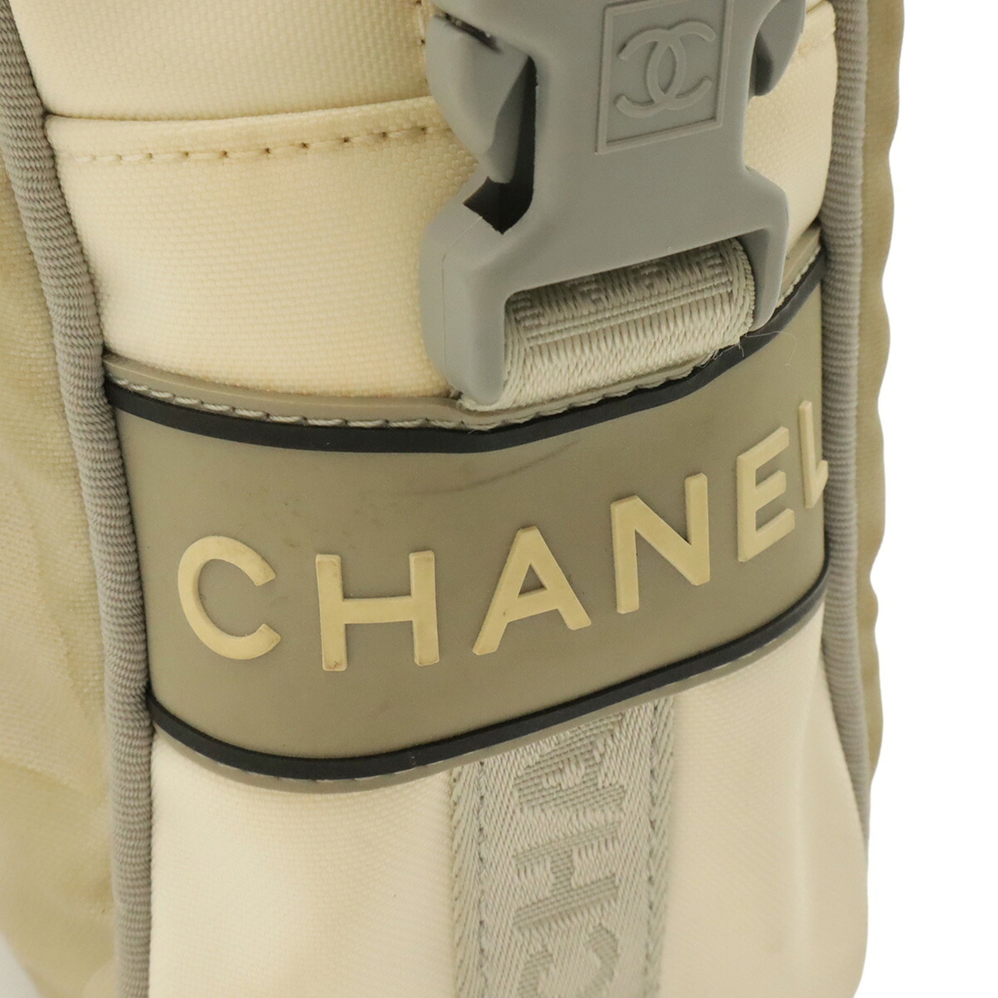 Chanel White Coated Canvas Pochette Shoulder Bag (Pre-Owned)