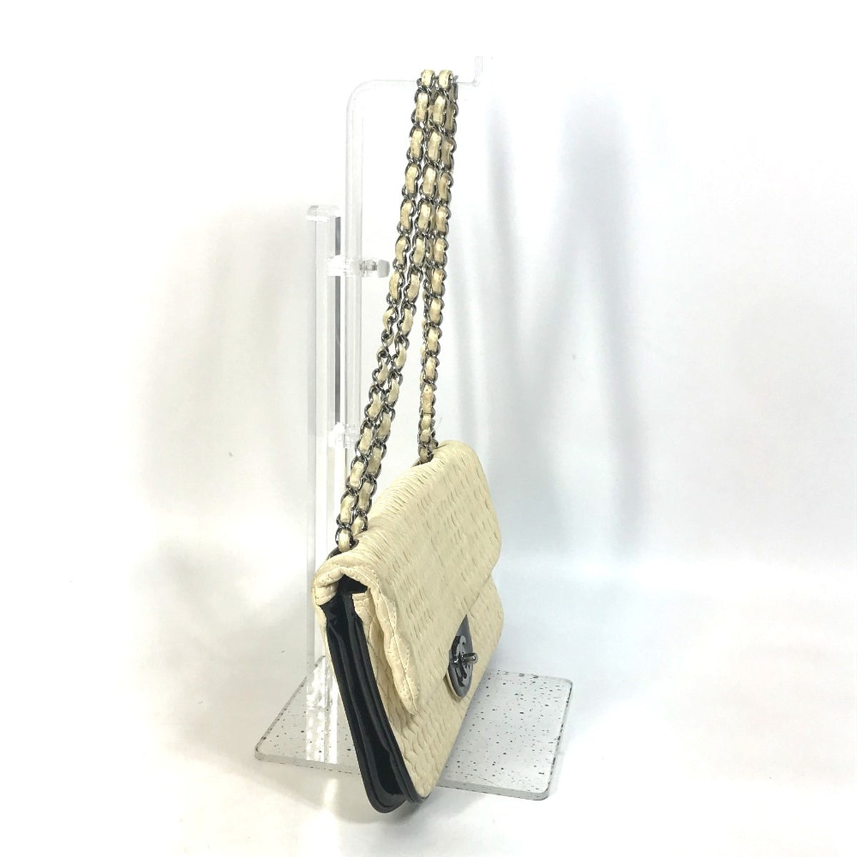 Chanel White Leather Shoulder Bag (Pre-Owned)