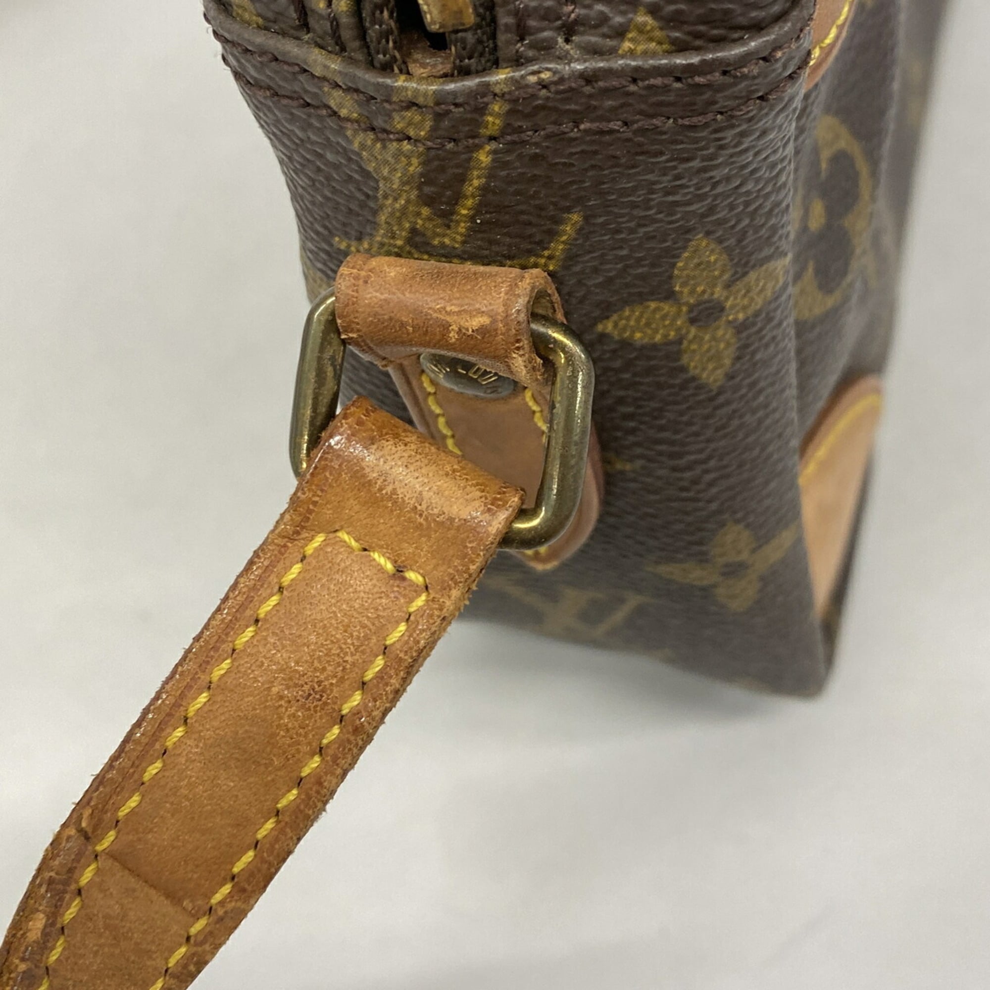 Louis Vuitton Brown Shoulder Bag (Pre-Owned)