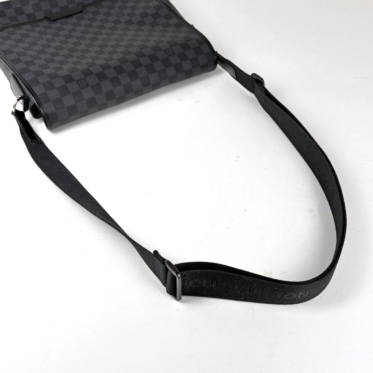 Louis Vuitton Black Damier Graphite Messenger Bag Shoulder Bag (Pre-Owned)