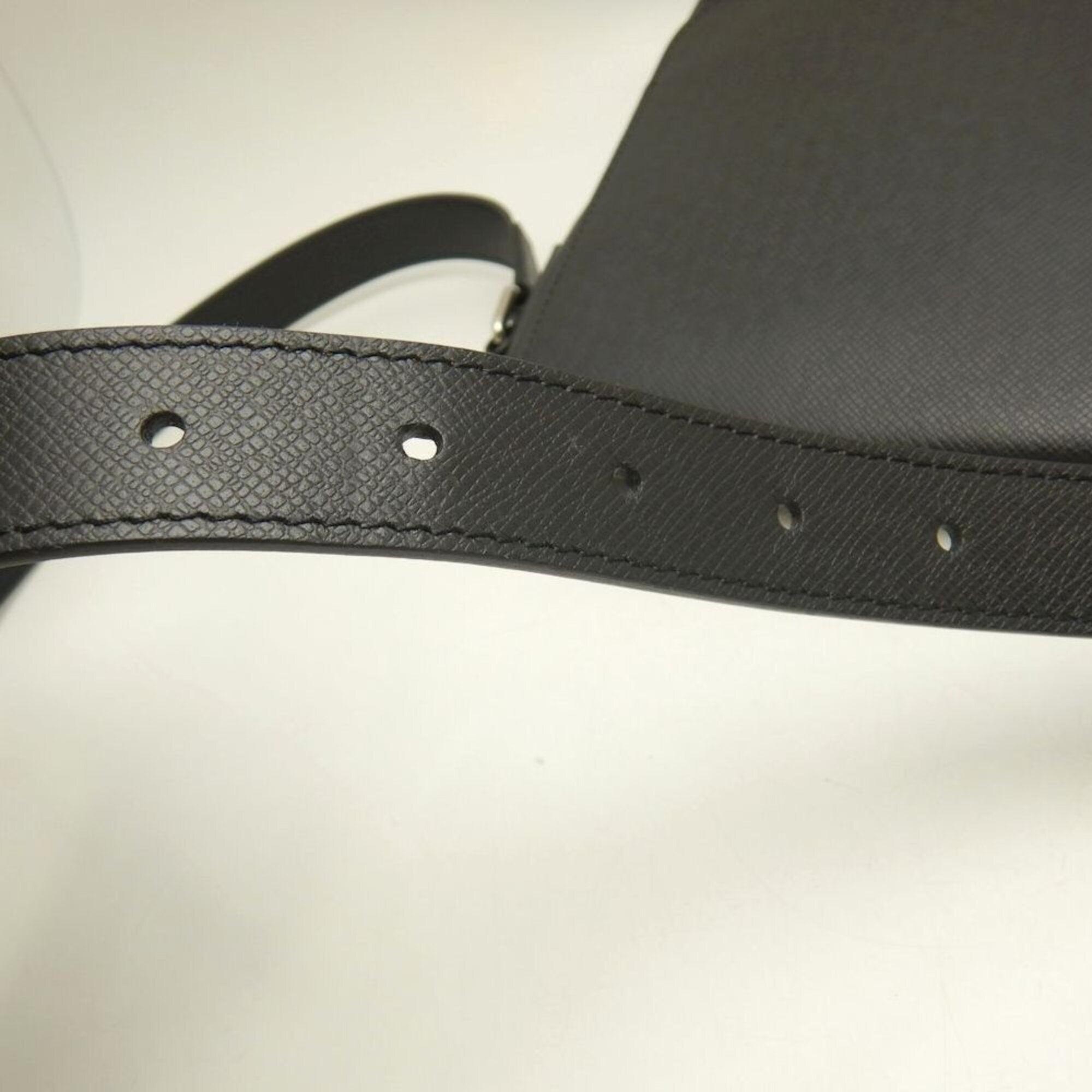 Louis Vuitton Noir Taiga Leather Shoulder Bag (Pre-Owned)