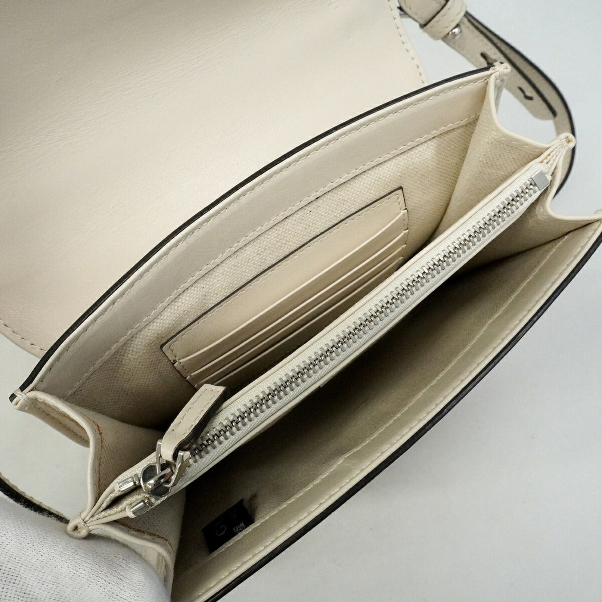 Gucci White Leather Shoulder Bag (Pre-Owned)