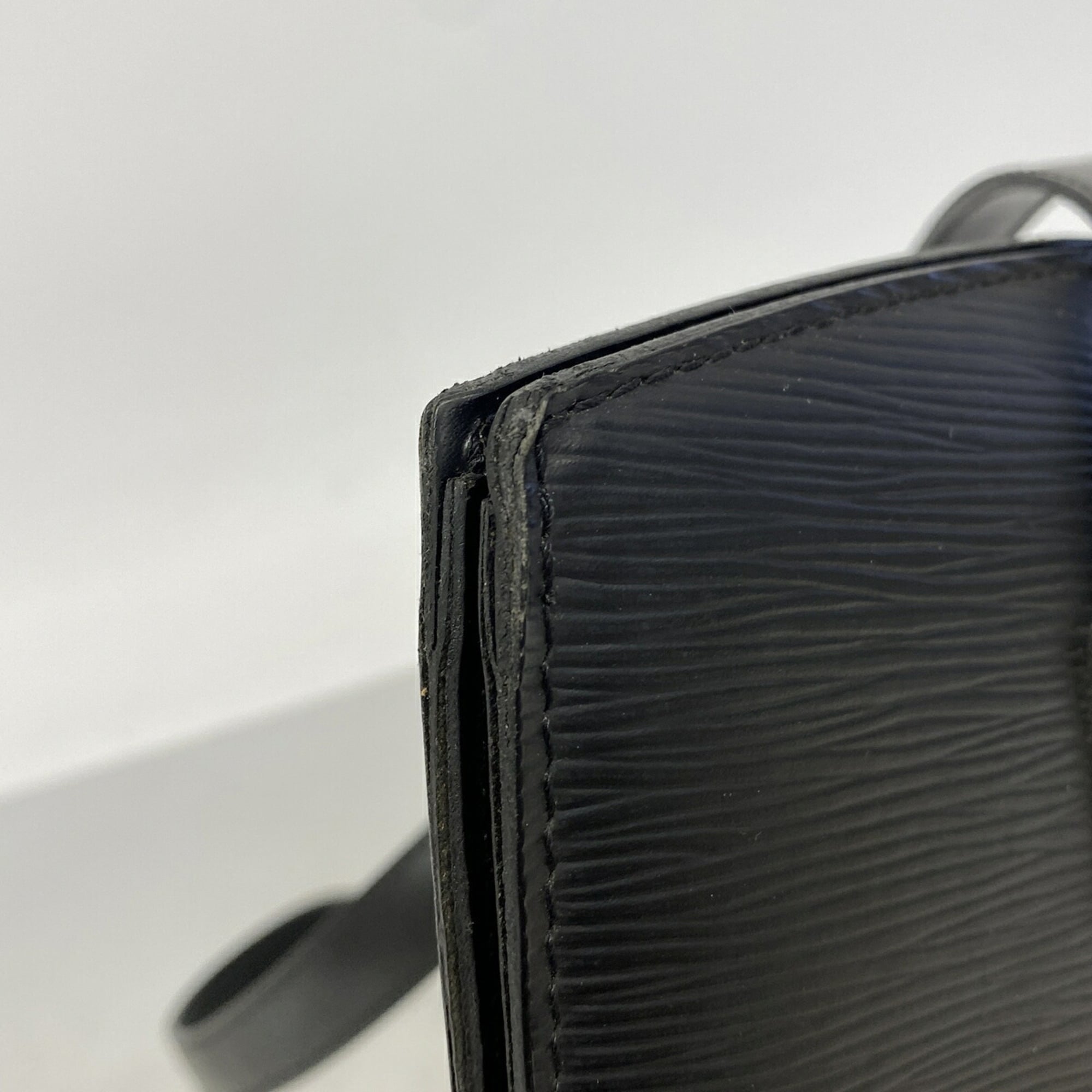 Louis Vuitton Noir Shoulder Bag (Pre-Owned)