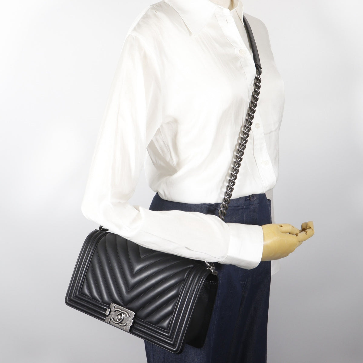 Chanel Black Leather Shoulder Bag (Pre-Owned)
