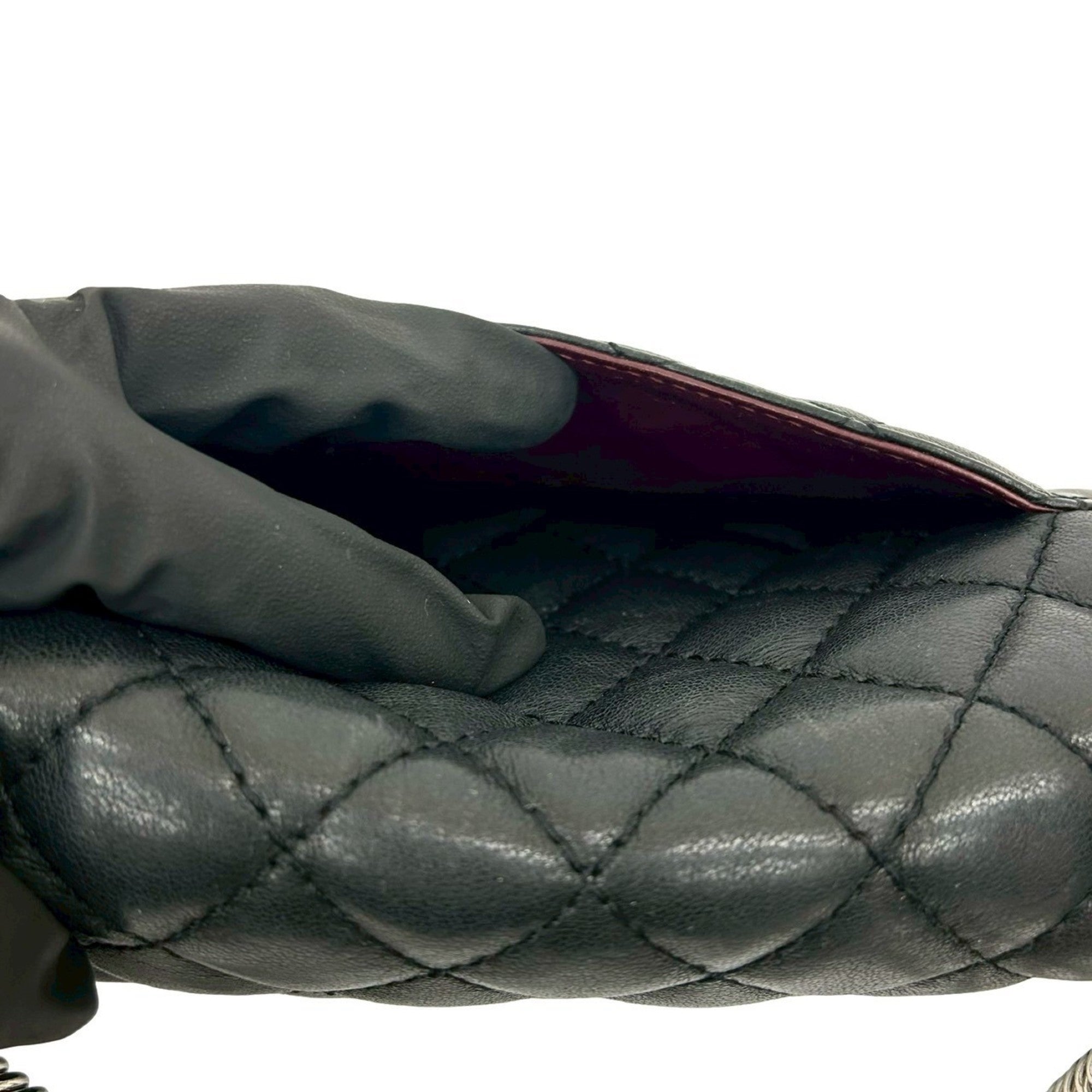 Chanel Black Leather Shoulder Bag (Pre-Owned)