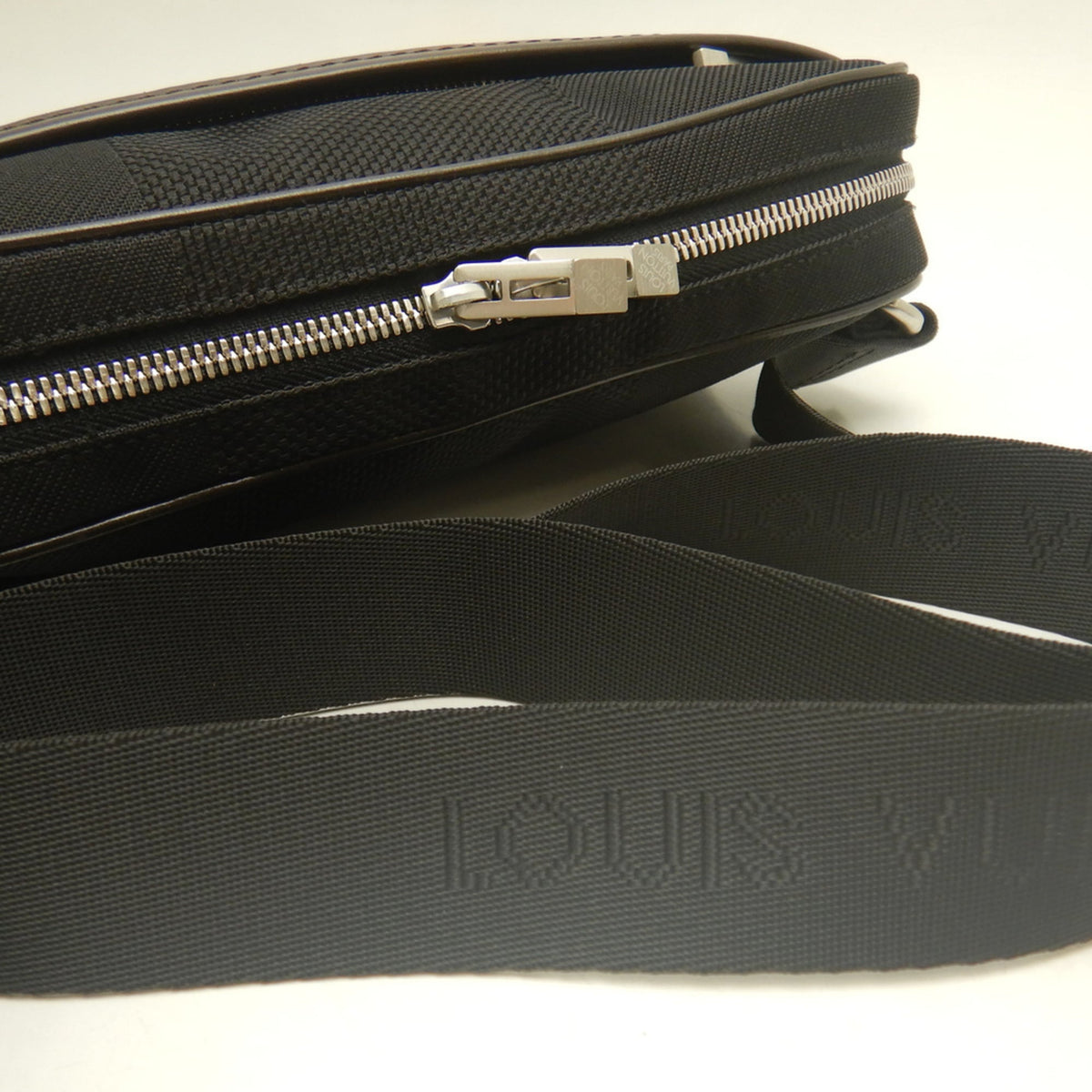 Louis Vuitton Noir Damier Geant Sling Bag (Pre-Owned)