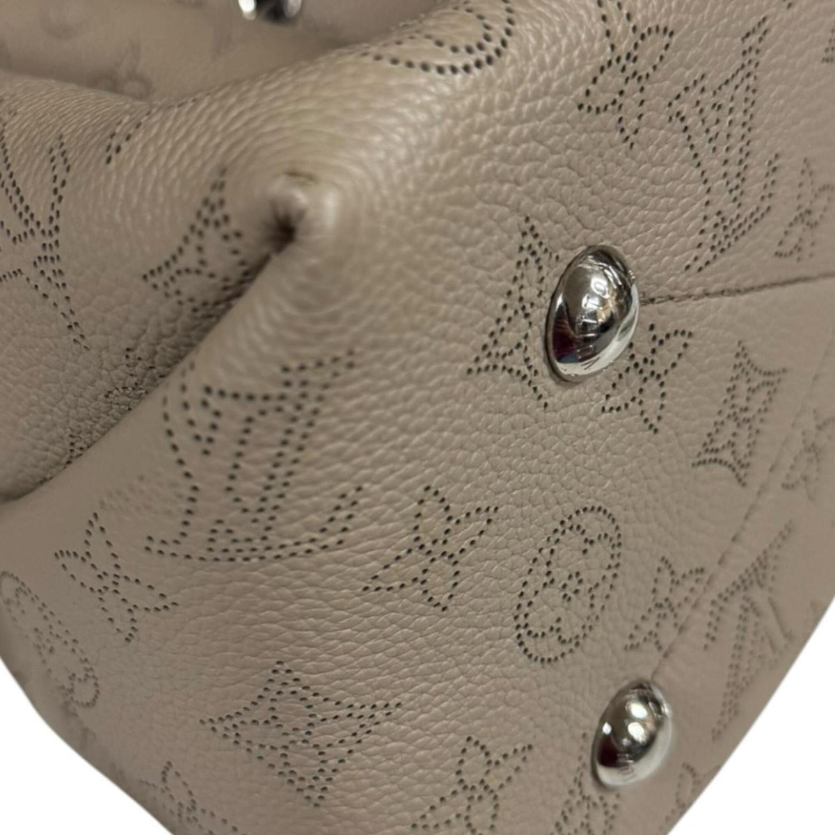 Louis Vuitton Beige Mahina Leather Handbag Shoulder Bag (Pre-Owned)