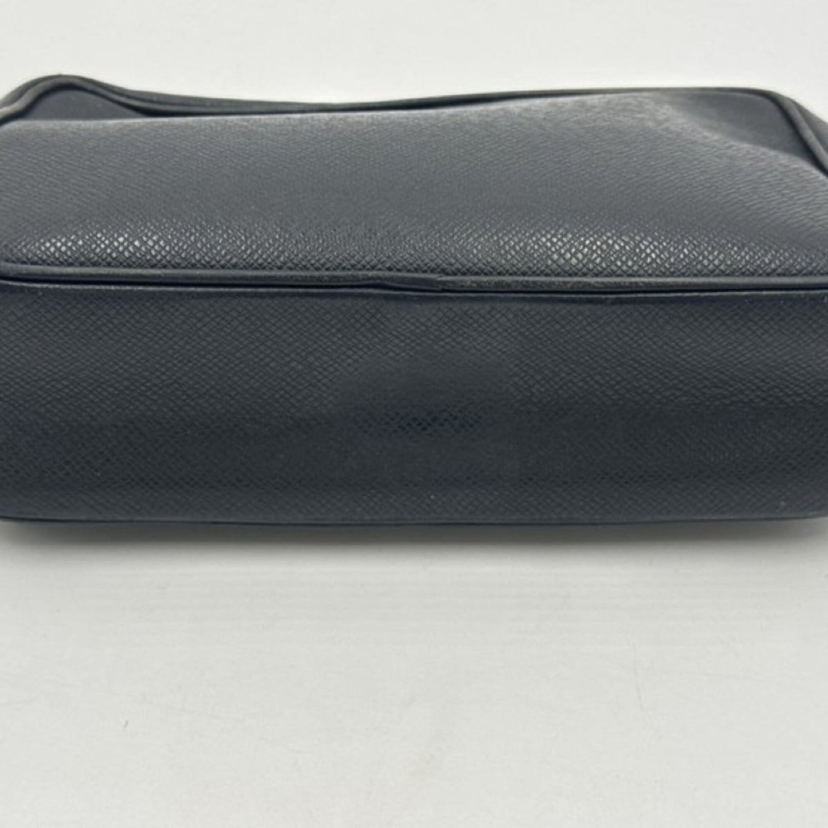 Louis Vuitton Ardoise Black Taiga Leather Clutch Bag (Pre-Owned)