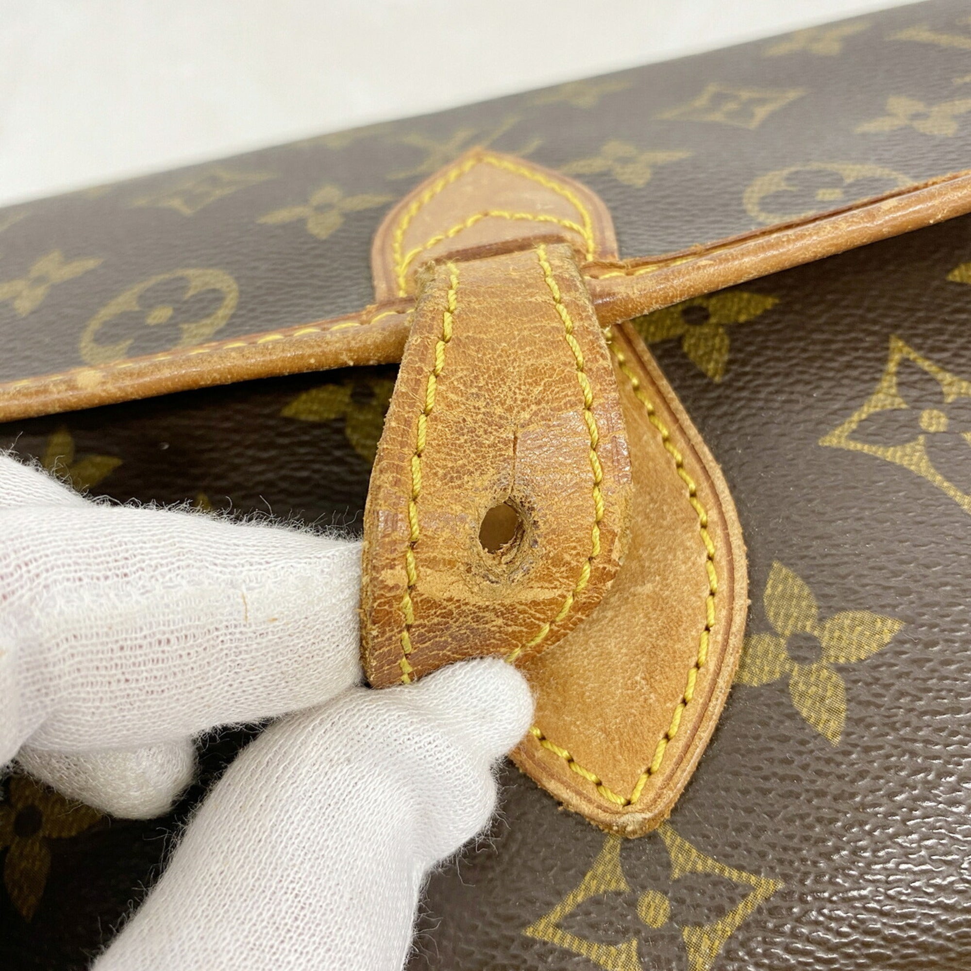 Louis Vuitton Brown Shoulder Bag (Pre-Owned)