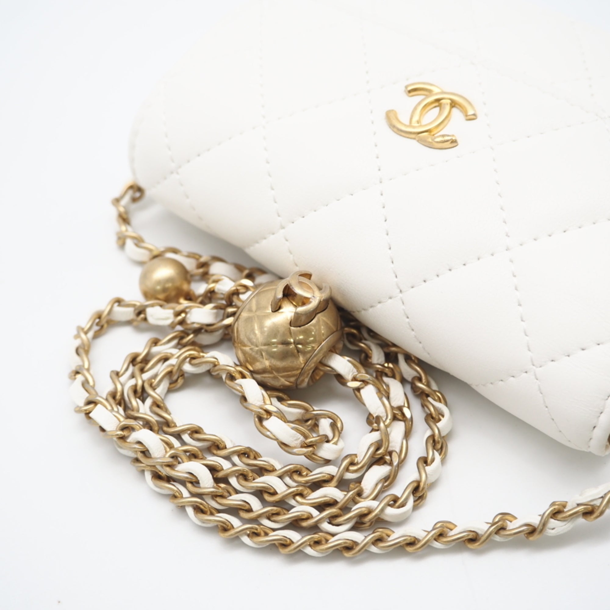 Chanel White Leather Shoulder Bag (Pre-Owned)