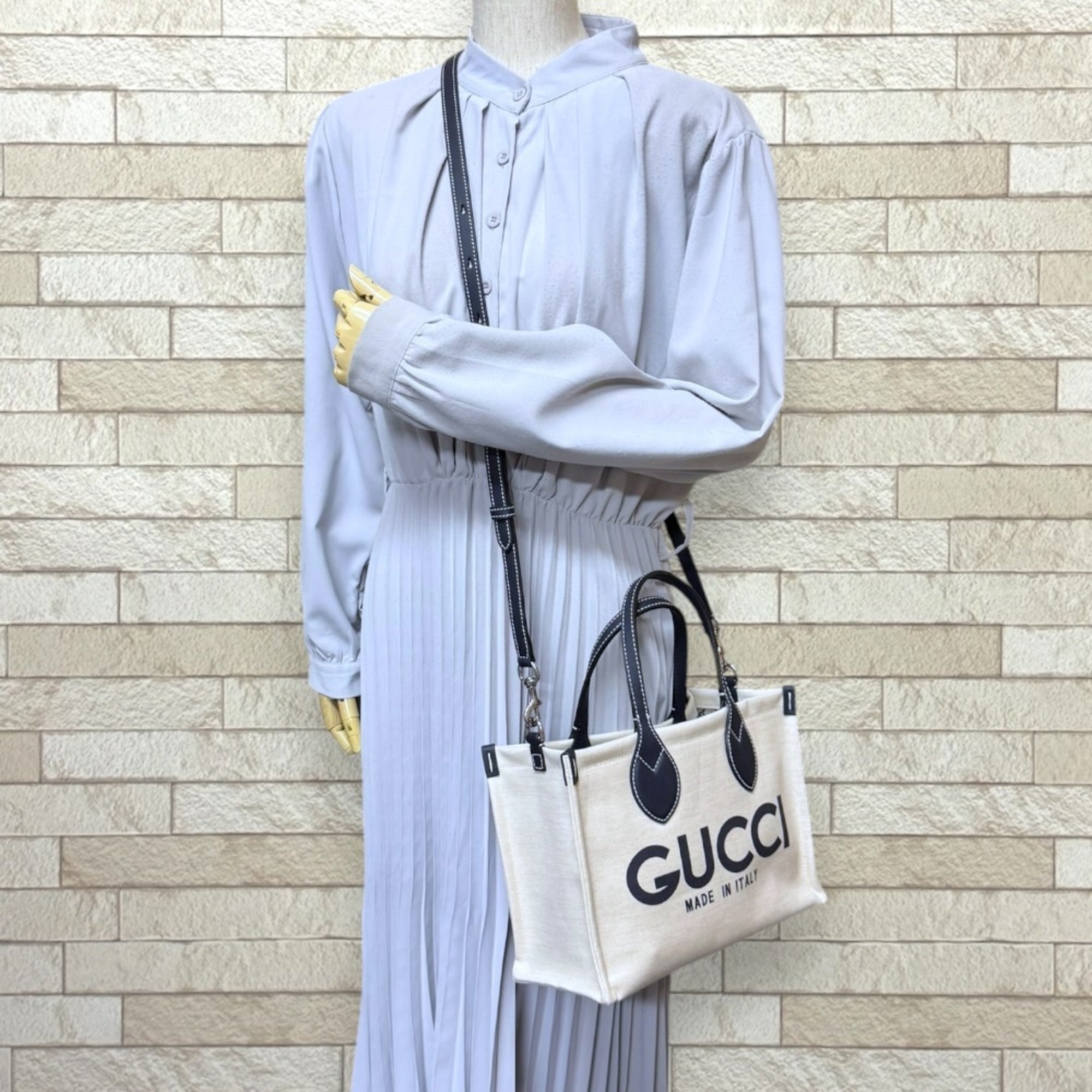 Gucci Beige Navy Canvas Leather Handbag Shoulder Bag (Pre-Owned)