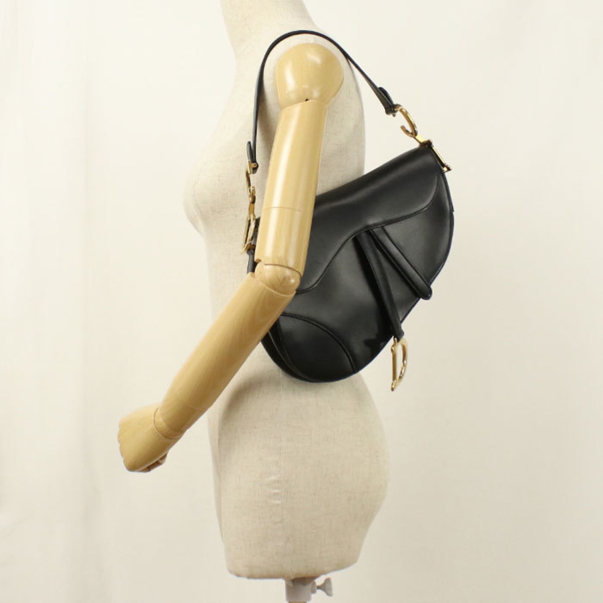 Christian Dior Black Leather Shoulder Bag (Pre-Owned)