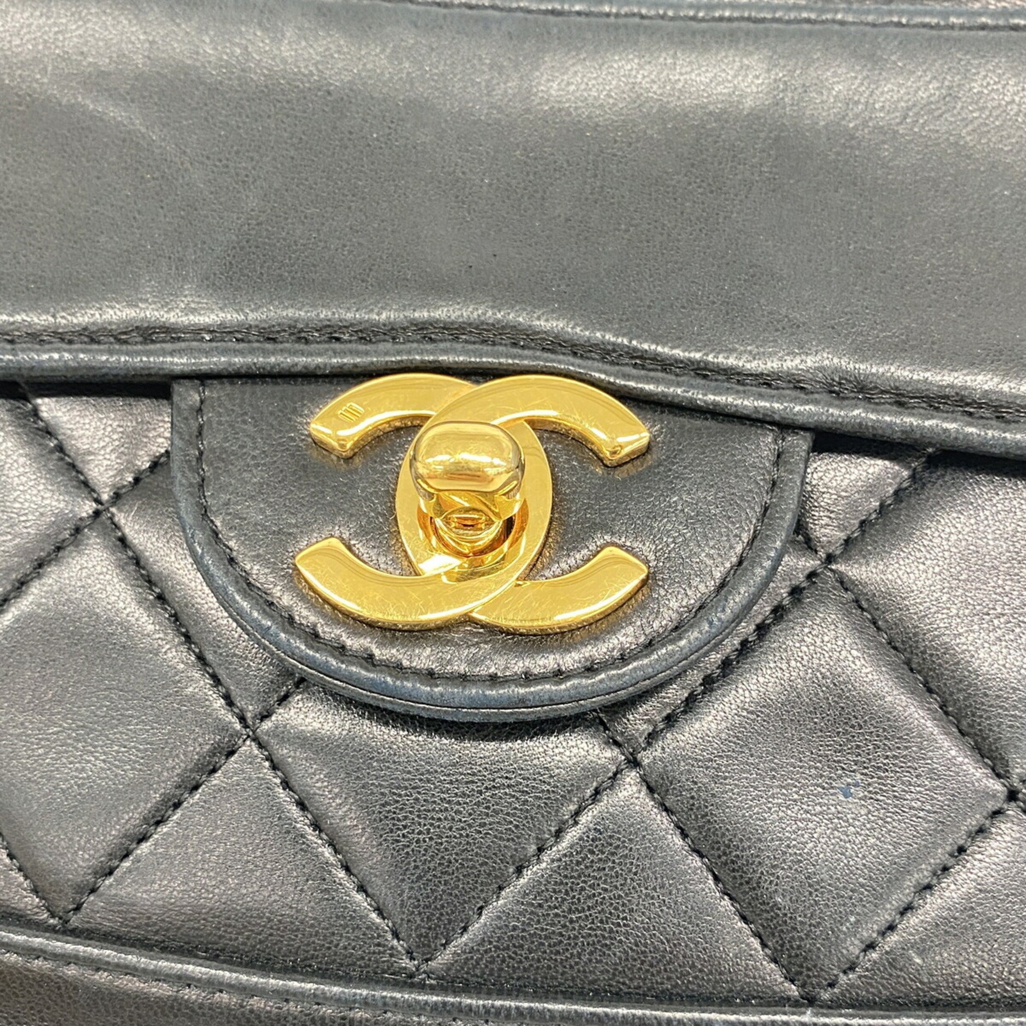 Chanel Black Leather Shoulder Bag (Pre-Owned)
