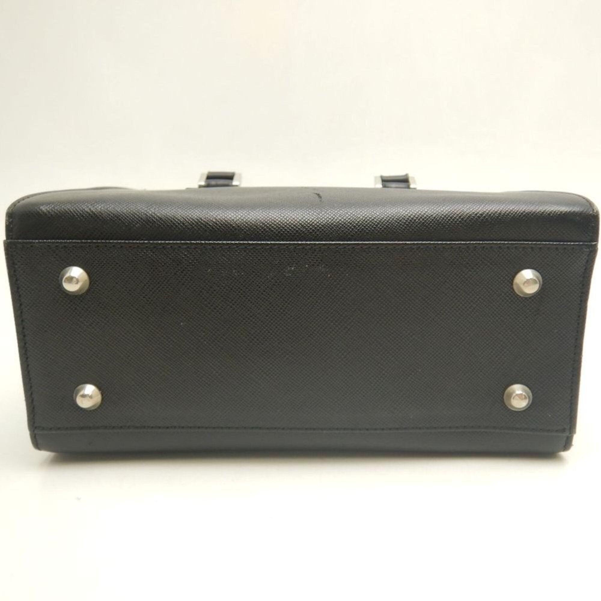 Burberry Black Leather Handbag (Pre-Owned)