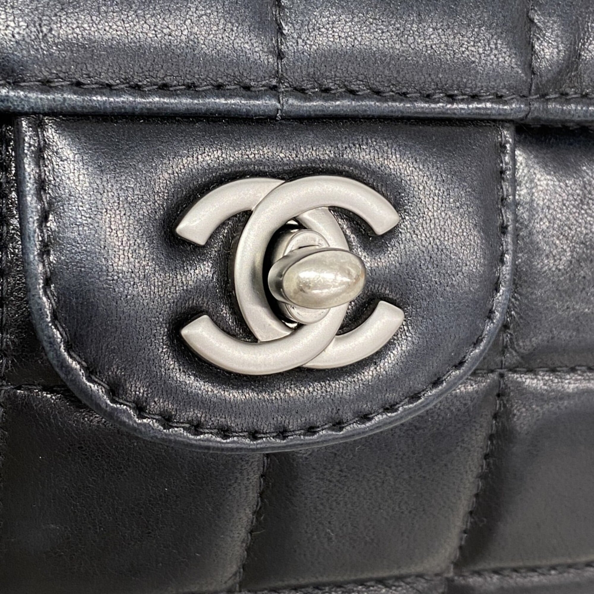 Chanel Black Leather Shoulder Bag (Pre-Owned)