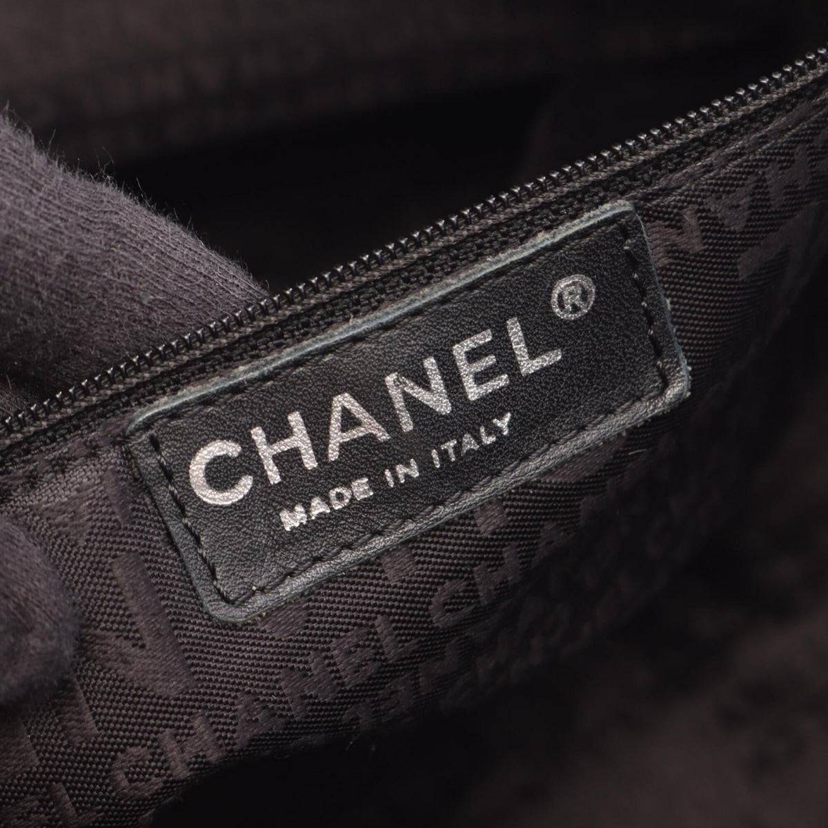 Chanel Black Leather Handbag (Pre-Owned)
