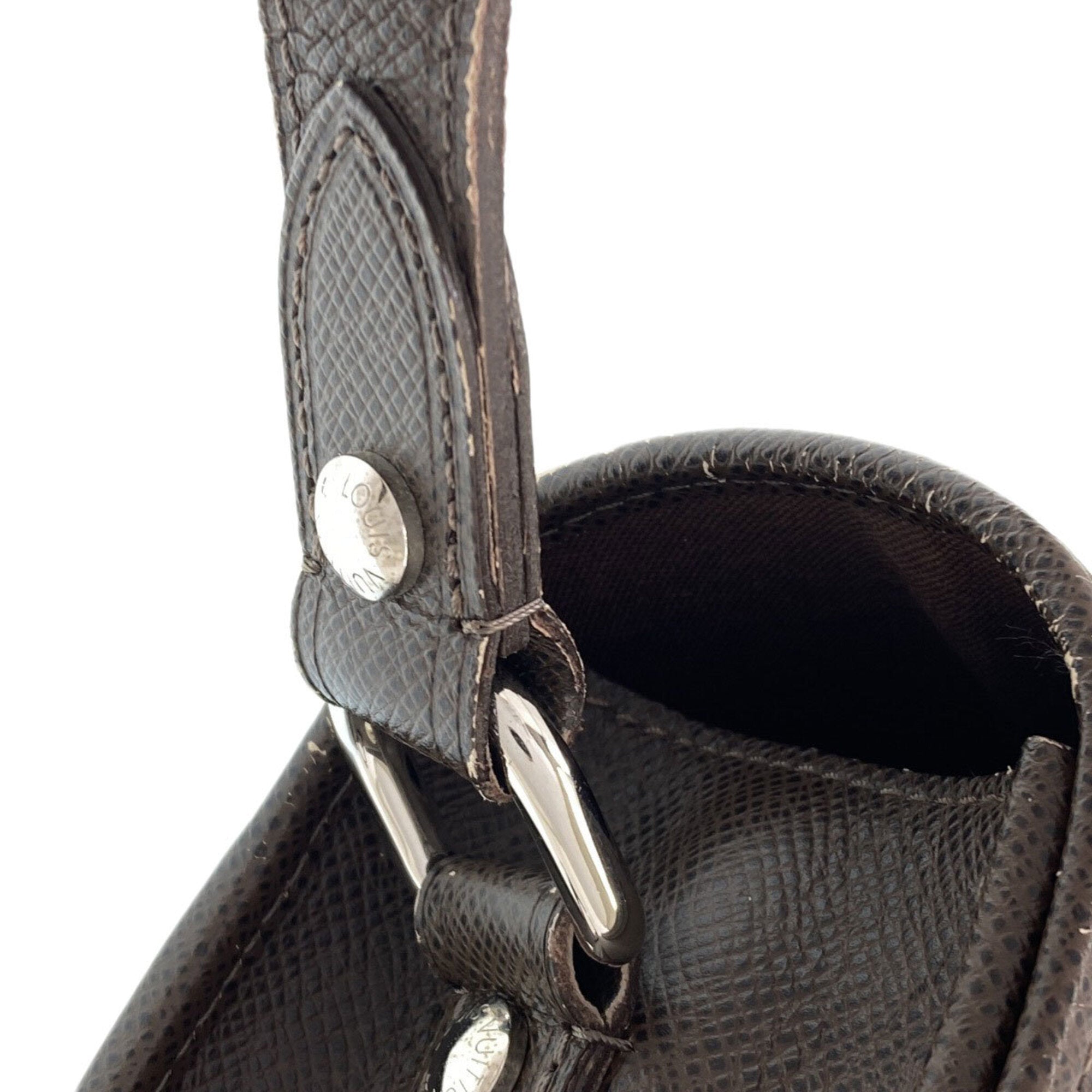 Louis Vuitton Grizzly Taiga Leather Shoulder Bag (Pre-Owned)