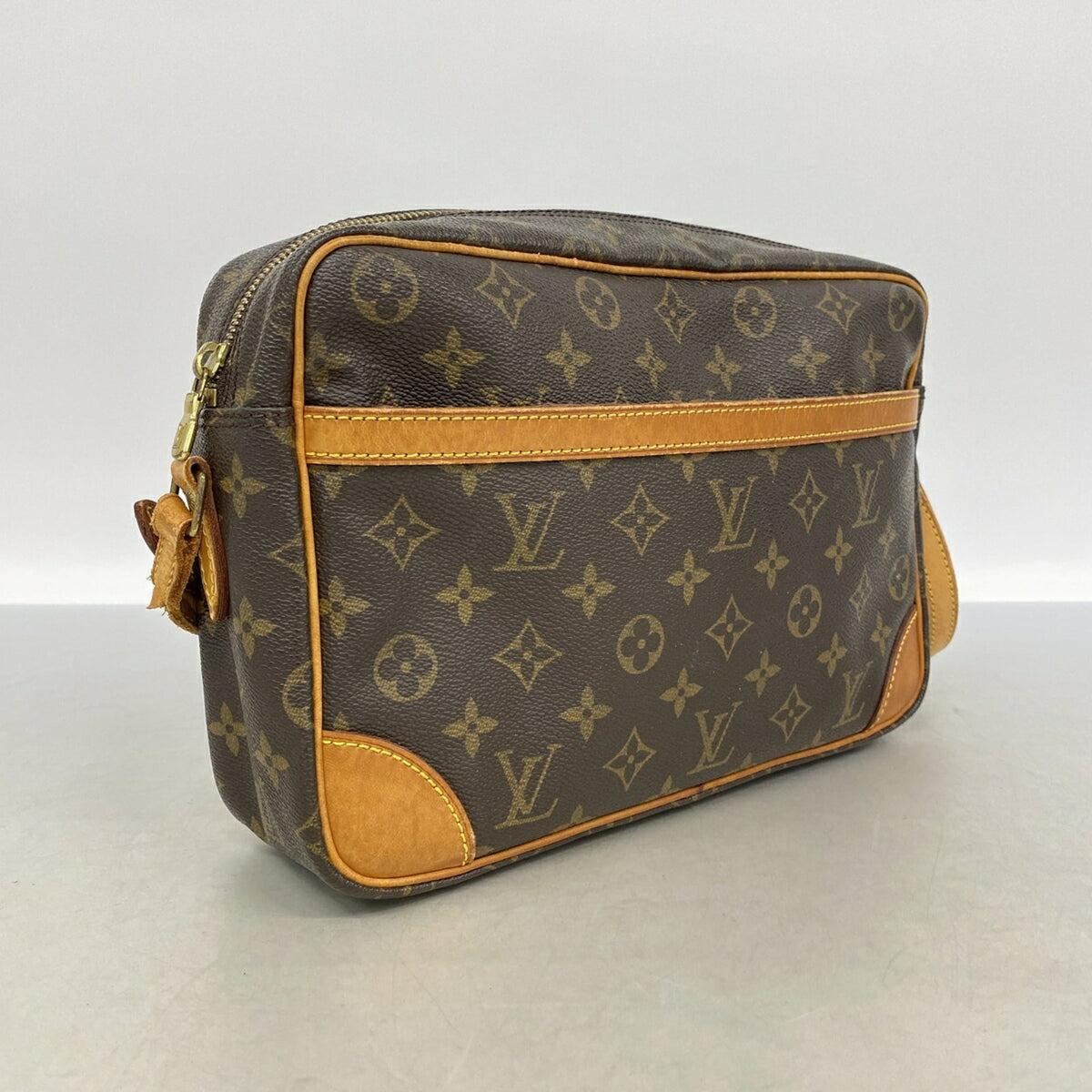 Louis Vuitton Brown Shoulder Bag (Pre-Owned)