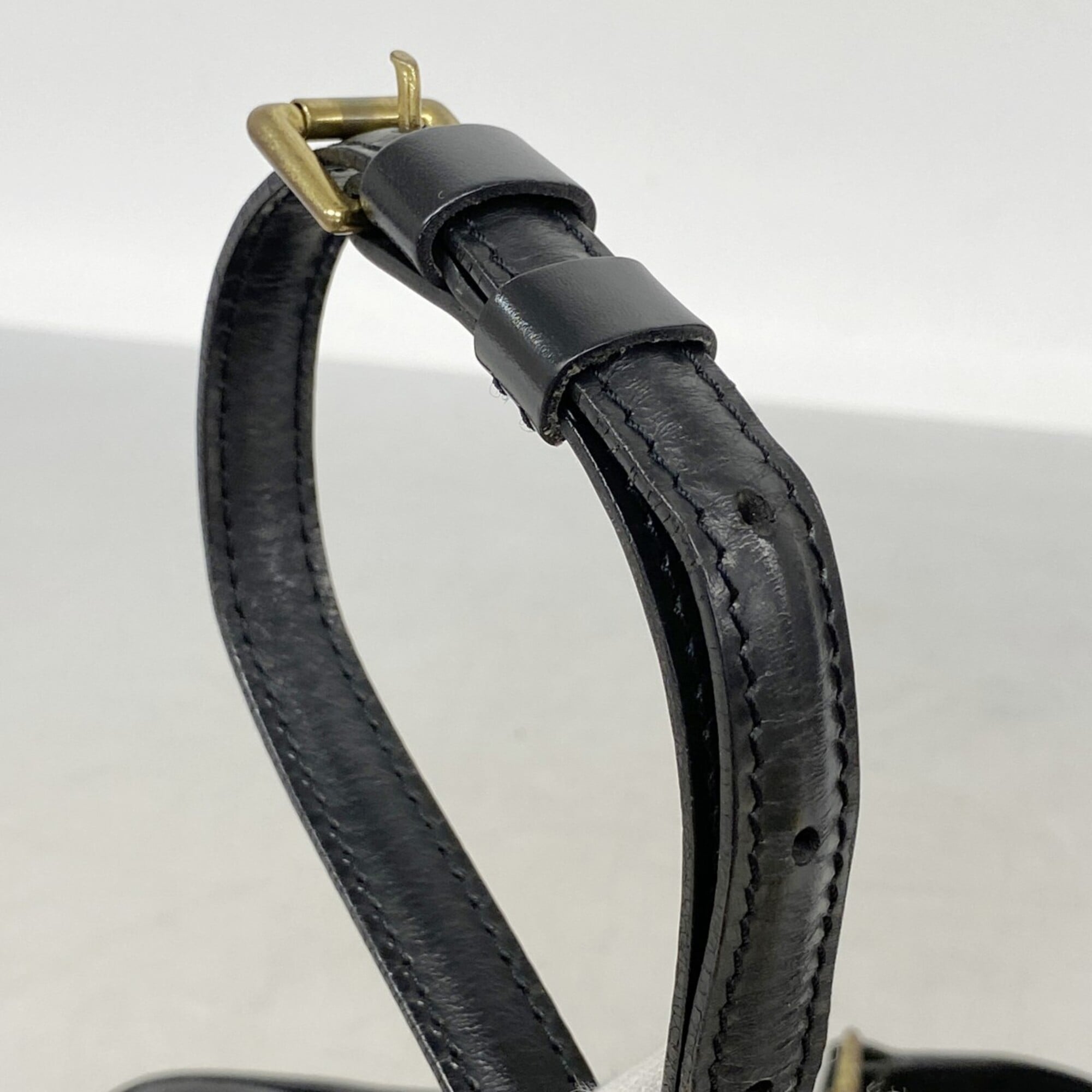 Louis Vuitton Noir Shoulder Bag (Pre-Owned)