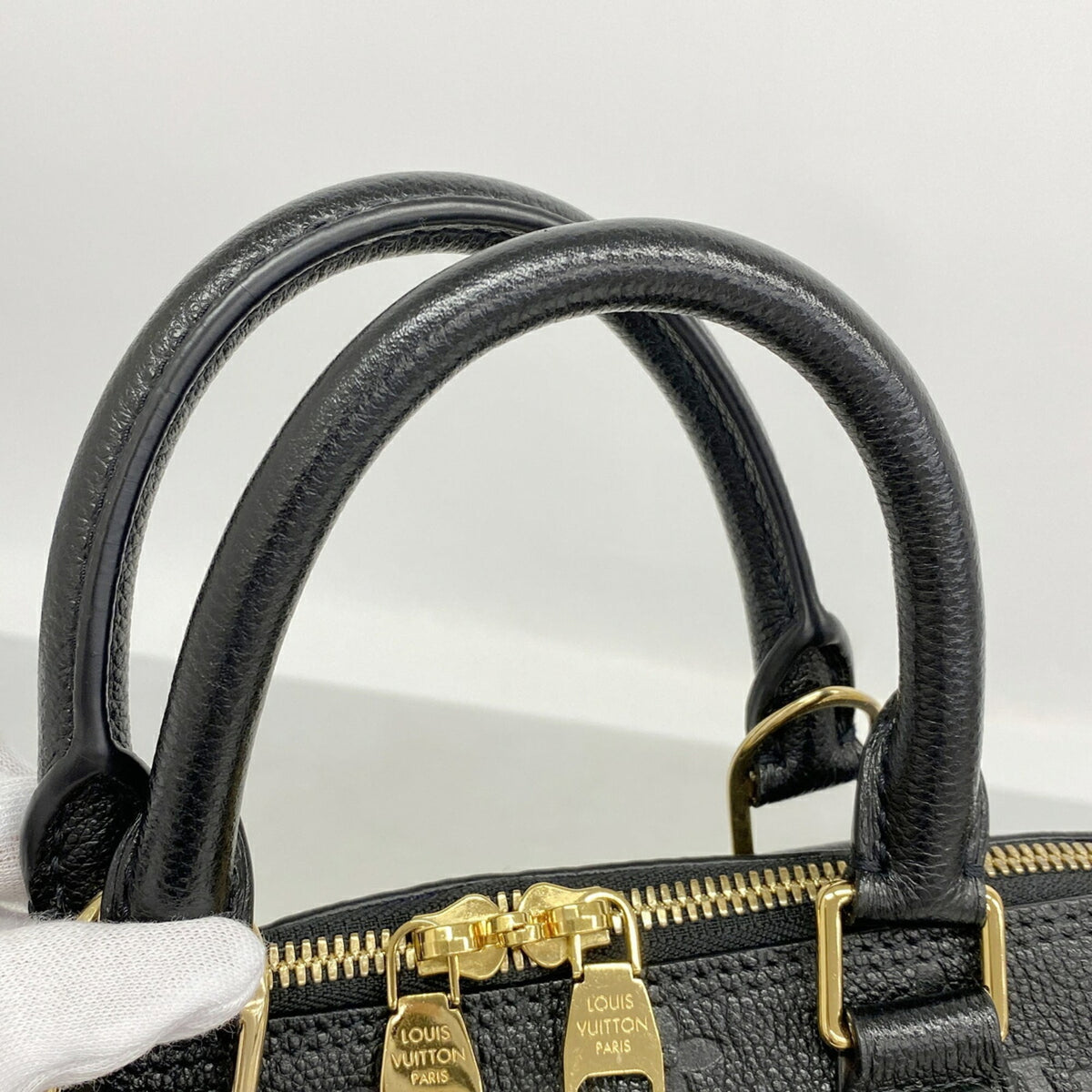 Louis Vuitton Noir Handbag (Pre-Owned)