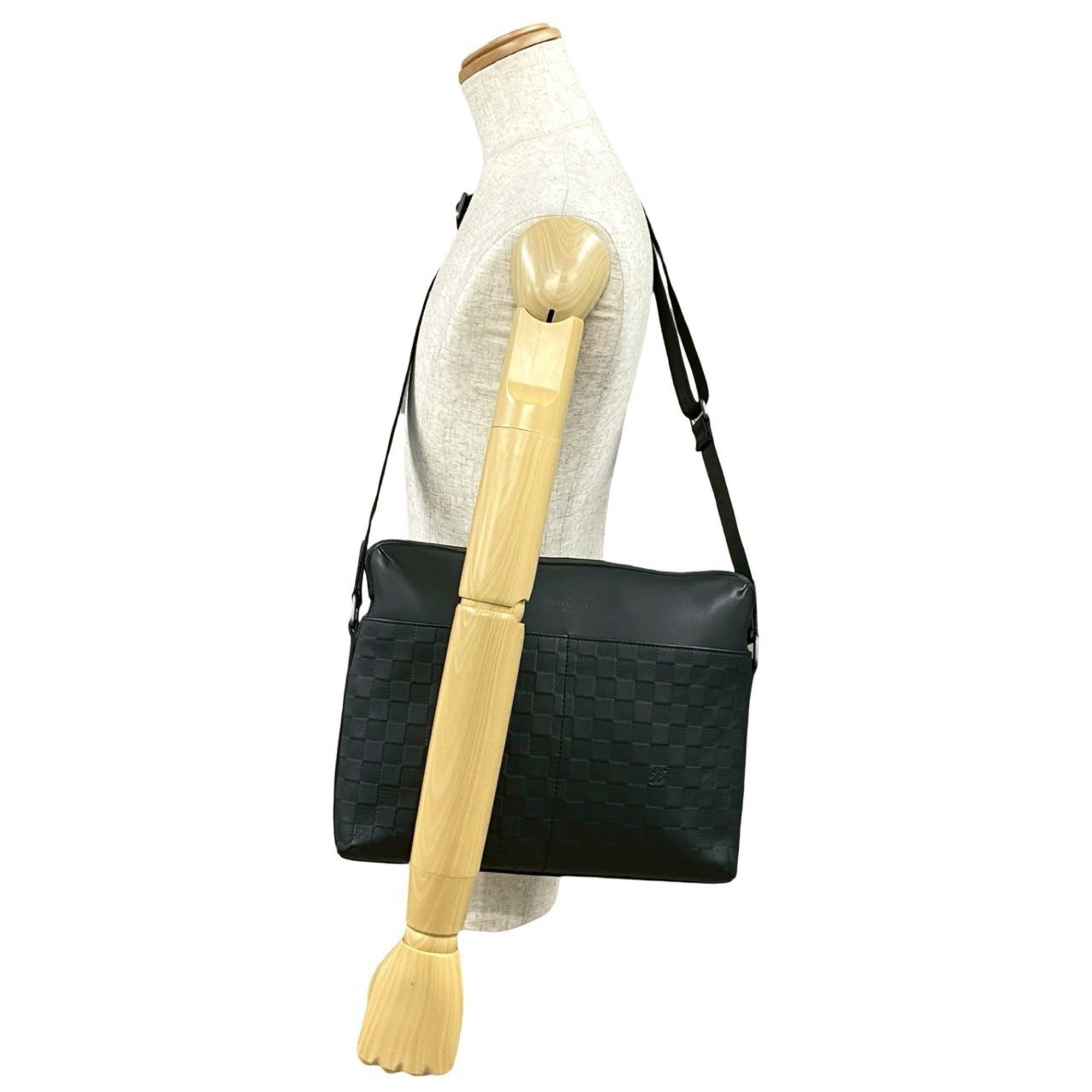 Louis Vuitton Black Leather Shoulder Bag (Pre-Owned)