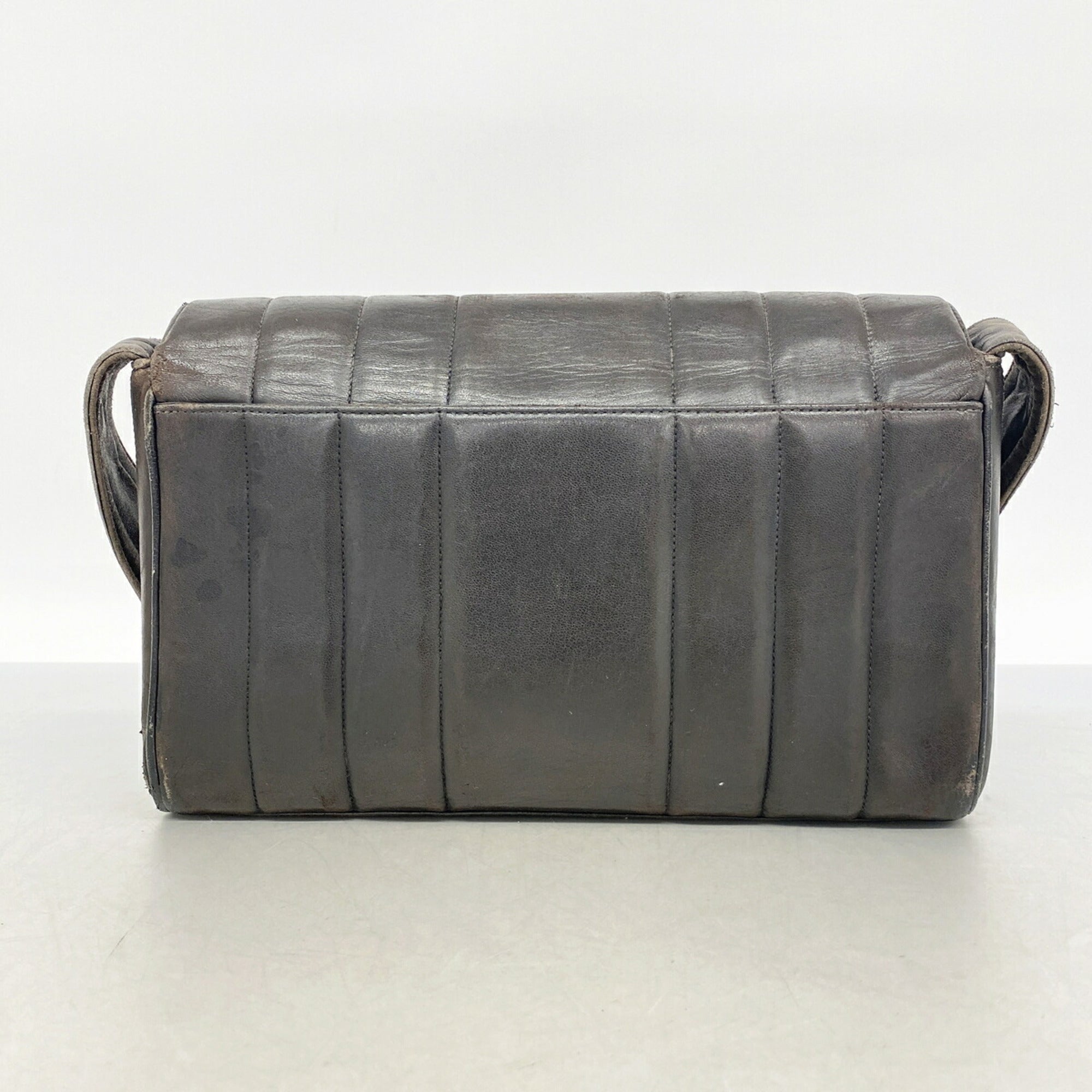 Chanel Black Leather Shoulder Bag (Pre-Owned)