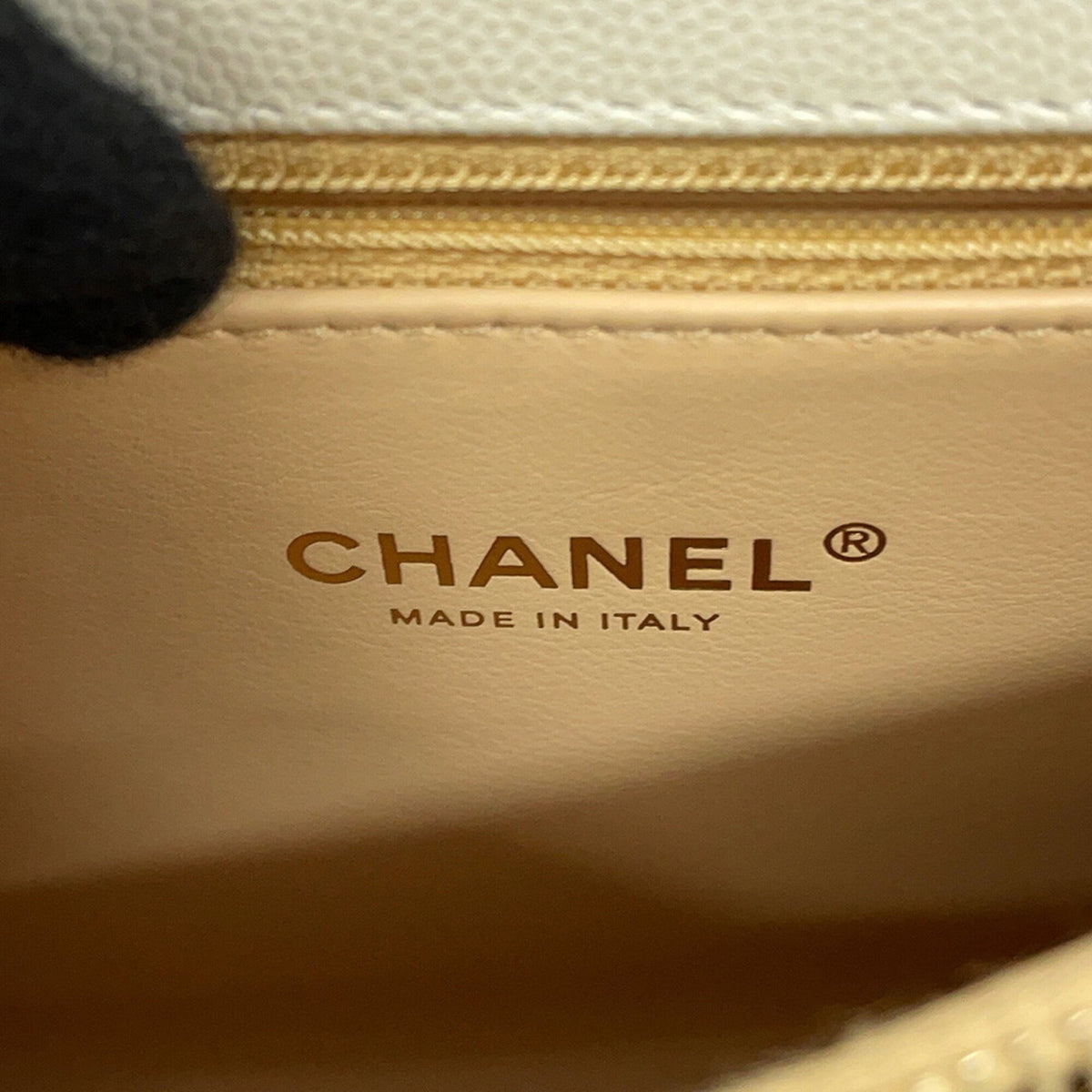 Chanel Matelasse White Grained Calfskin Handbag (Pre-Owned)