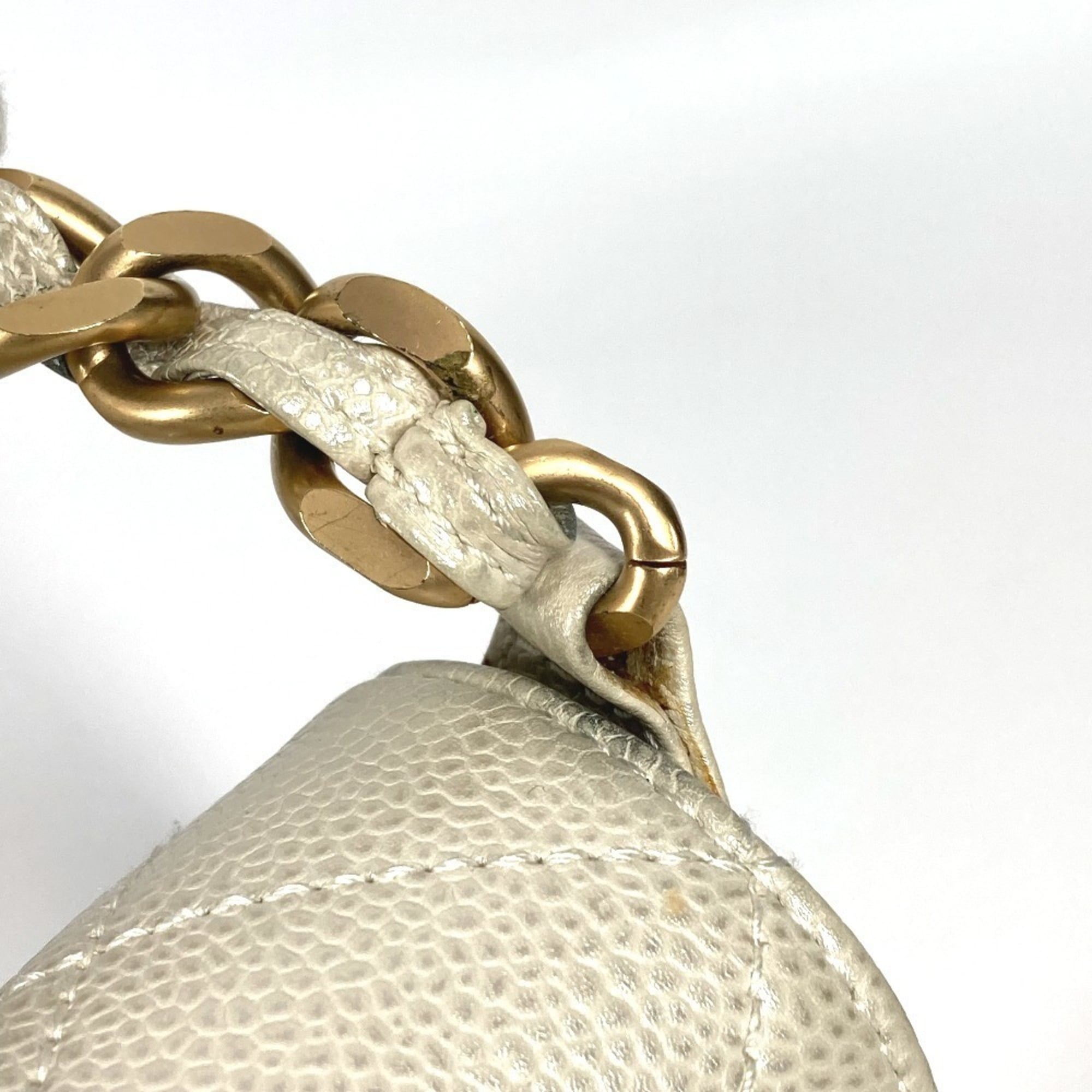 Chanel Matelasse White Grained Calfskin Shoulder Bag (Pre-Owned)