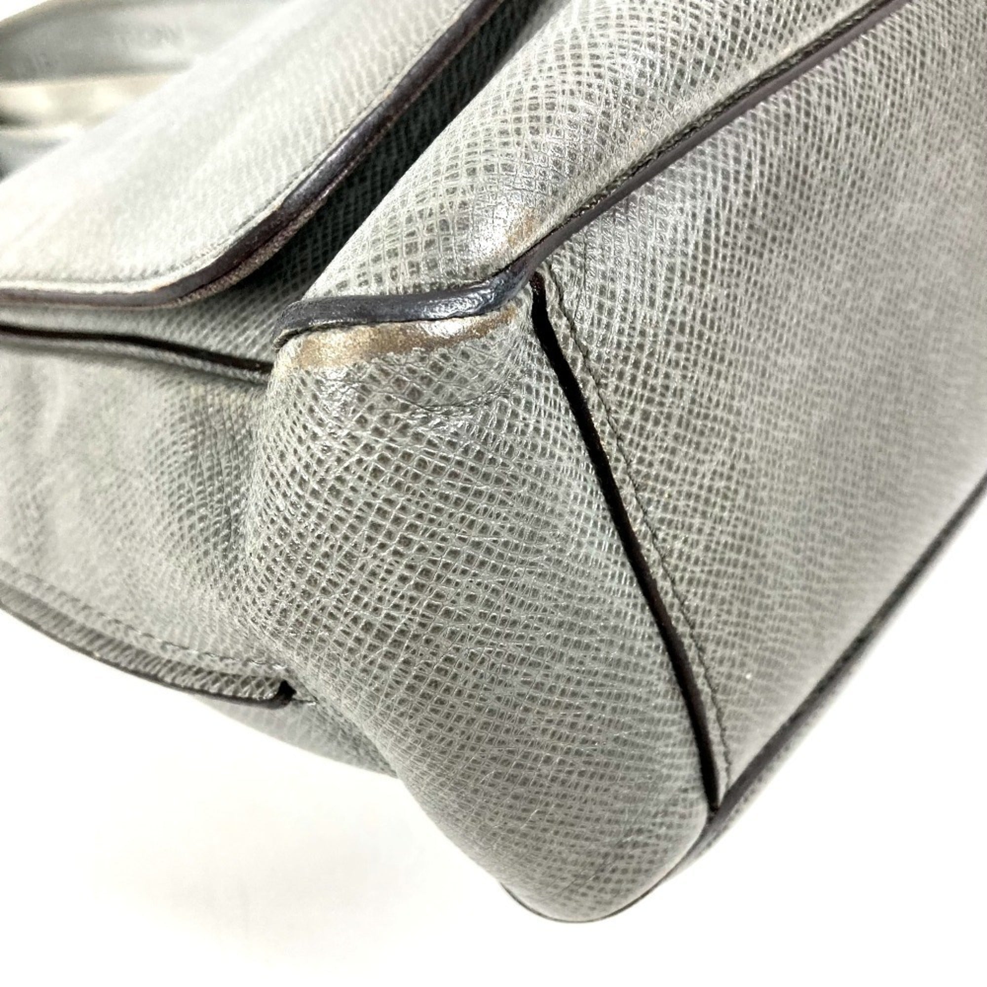 Louis Vuitton Gray Taiga Leather Messenger Bag Shoulder Bag (Pre-Owned)