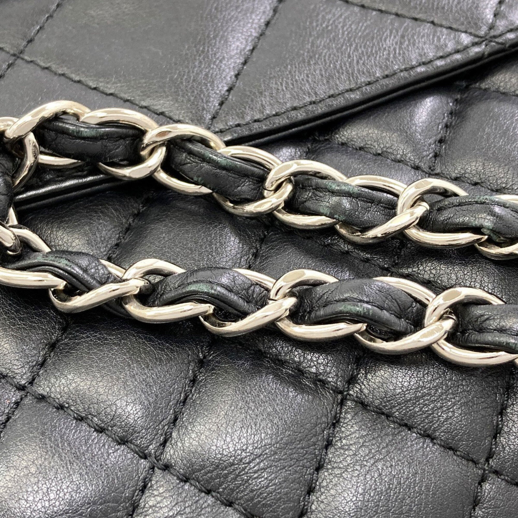 Chanel Black Leather Shoulder Bag (Pre-Owned)