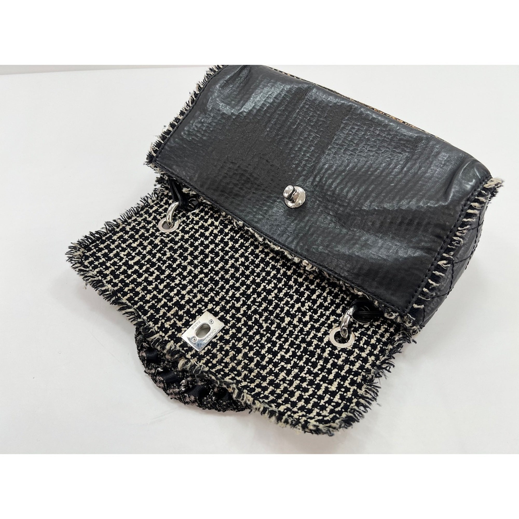Chanel Black Shoulder Bag (Pre-Owned)