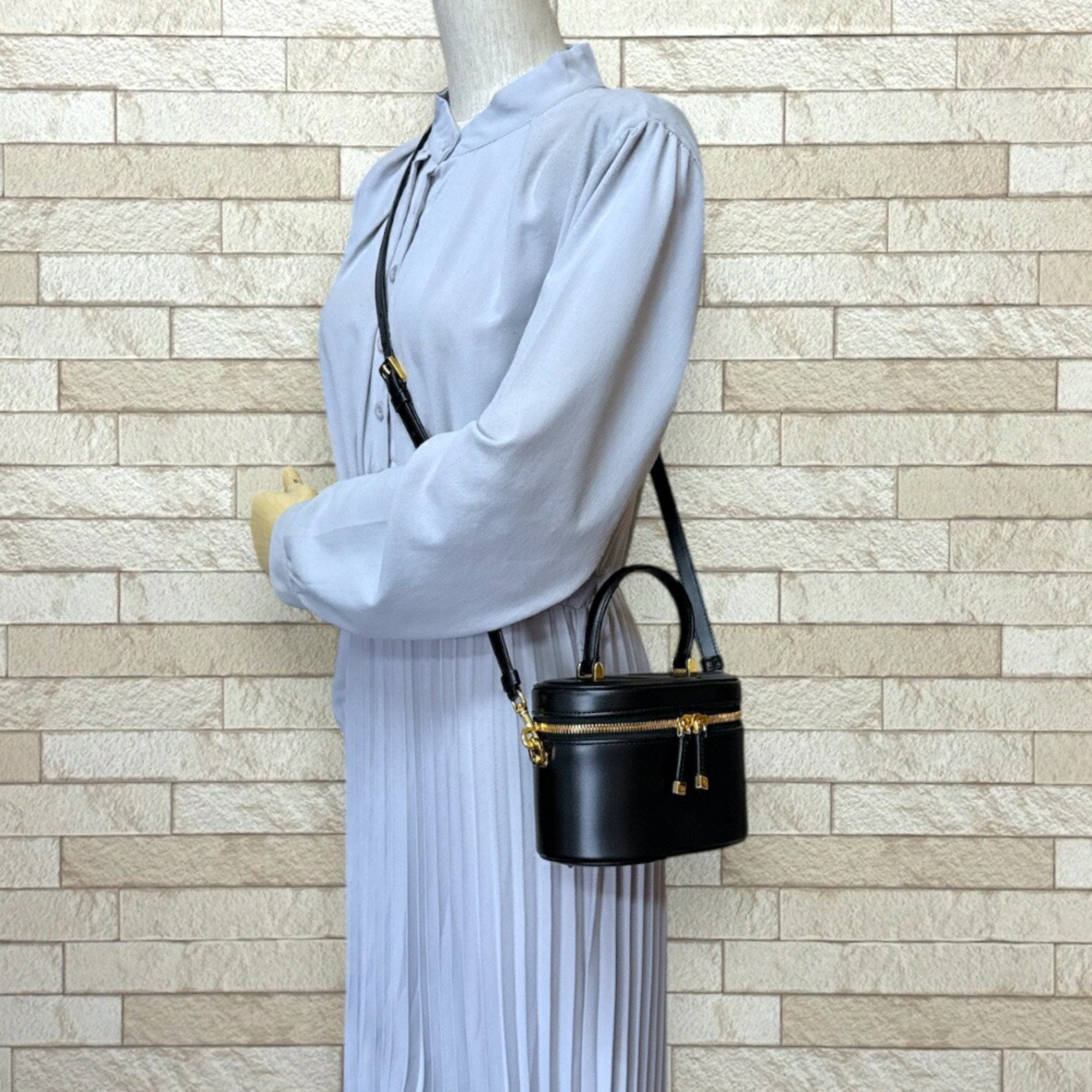 Christian Dior Black Leather Shoulder Bag (Pre-Owned)