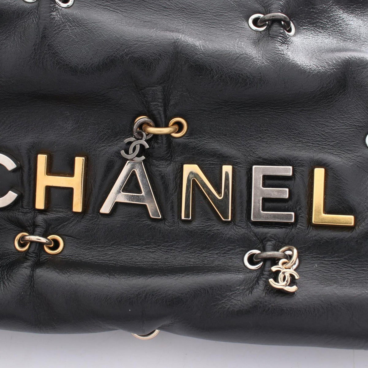 Chanel Black Leather Shoulder Bag (Pre-Owned)