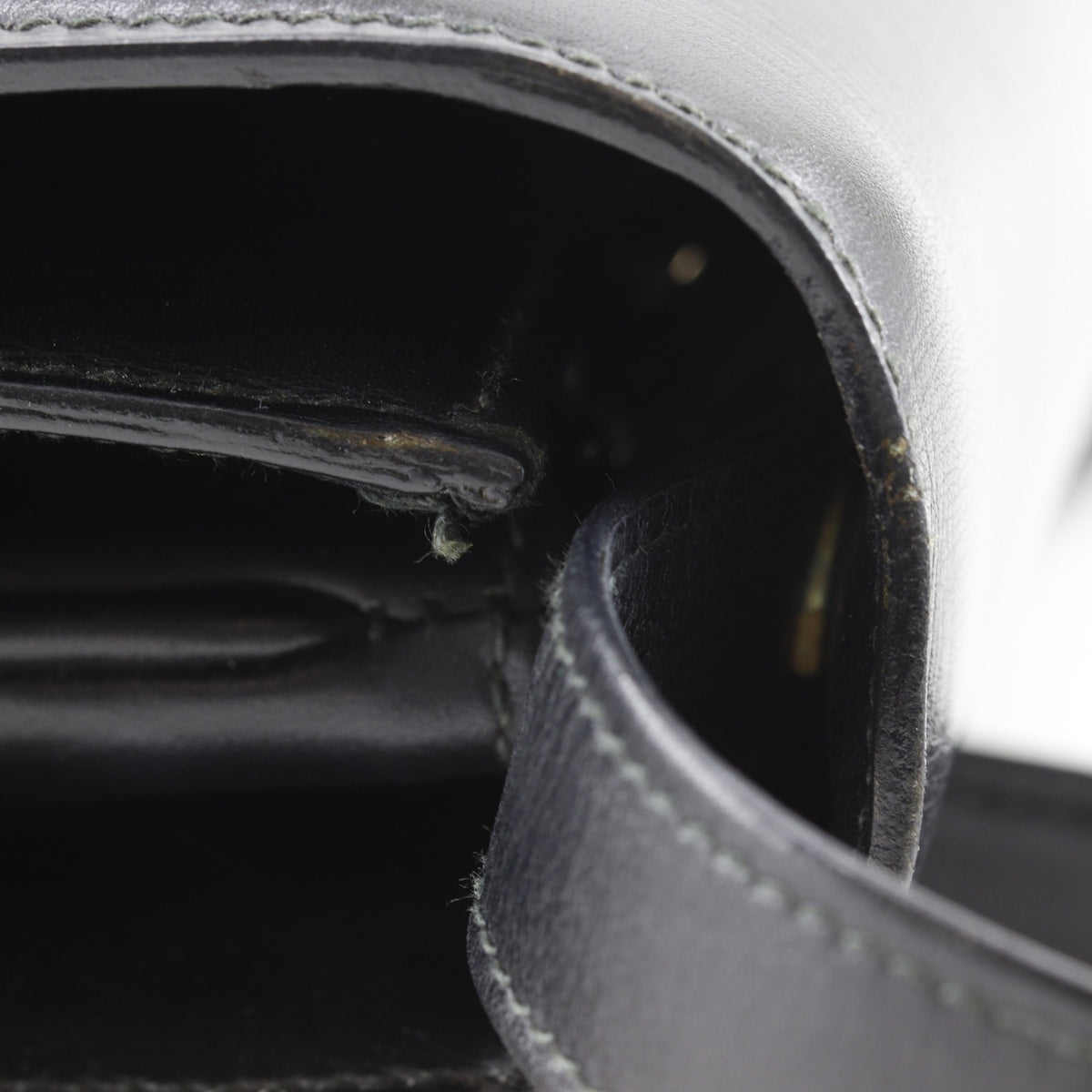 Bally Black Leather Shoulder Bag (Pre-Owned)