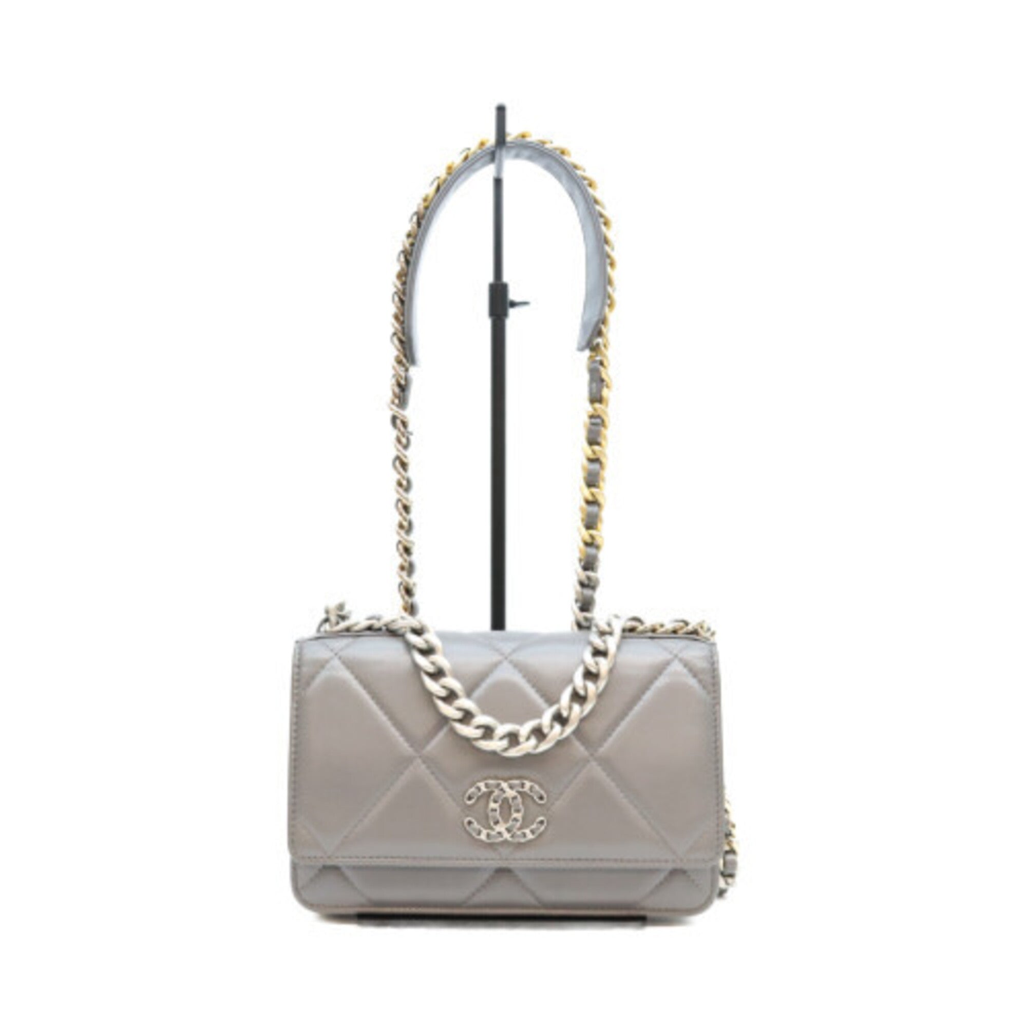Chanel Gray Leather Shoulder Bag (Pre-Owned)