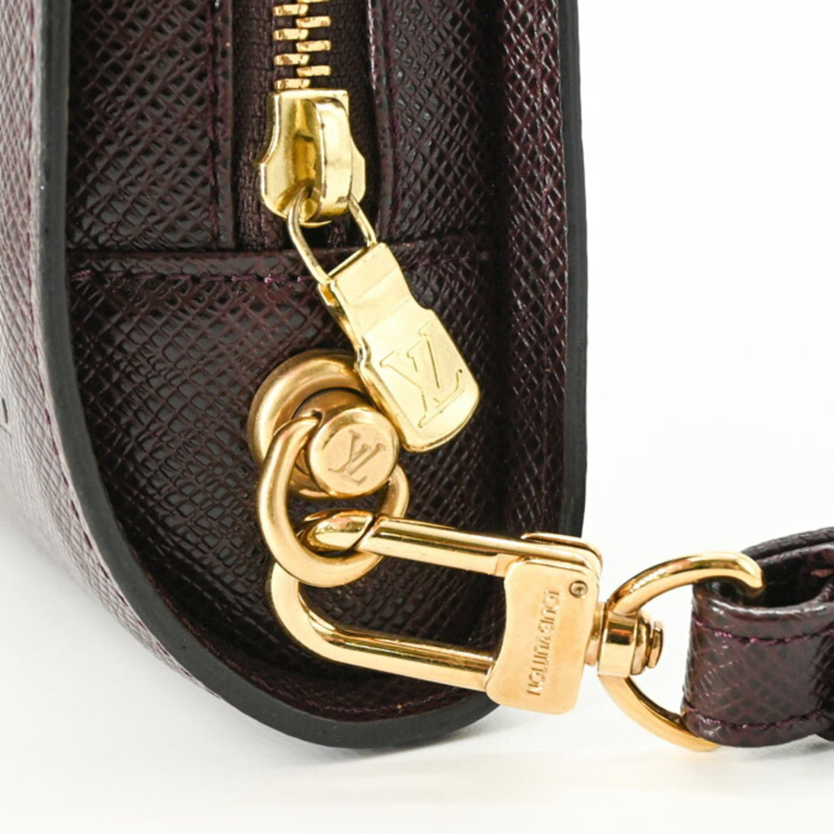 Louis Vuitton Taiga Bordeaux Taiga Leather Clutch Bag (Pre-Owned)